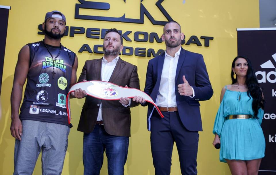 SUPERKOMBAT BUCUREȘTI: Luptătorii au dat proba cântarului în noua Academie Superkombat, lansată în prezența lui Remy Bonjasky | GALERIE FOTO