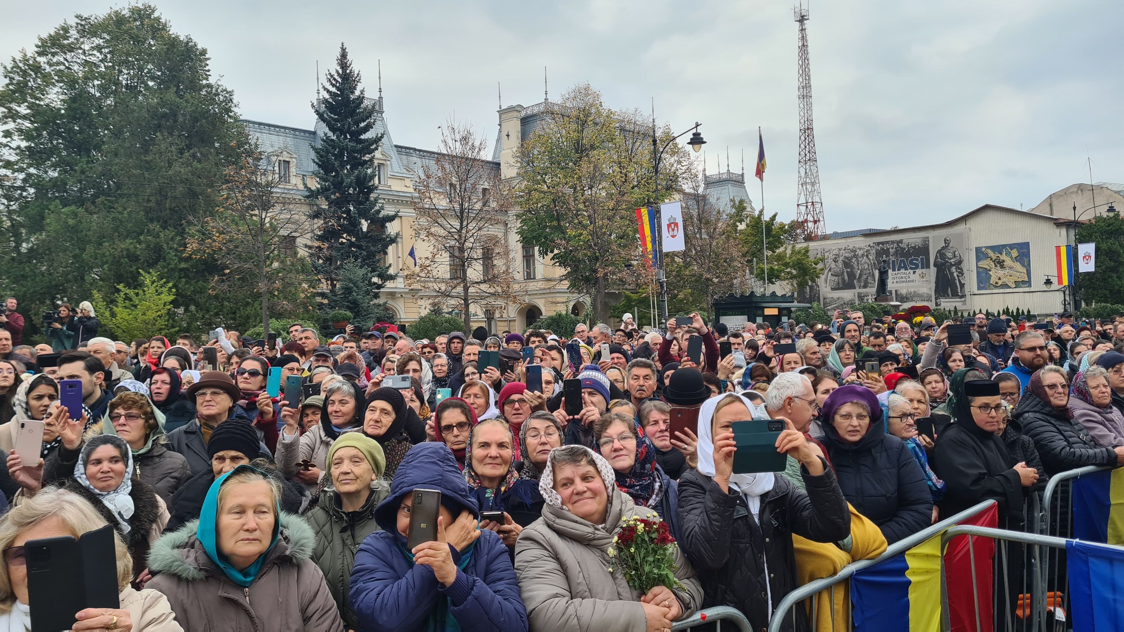 Ierarhi din Tanzania sau Siria, printre preoţii care au oficiat slujba Sfintei Parascheva în fața a peste 35.000 de credincioși