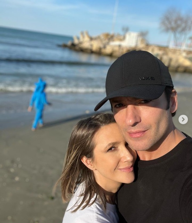 Imagini cu apartamentul din Olimp al Adelei Popescu și al lui Radu Vâlcan. Locuința are vedere la mare: „Dormim pentru prima oară aici”