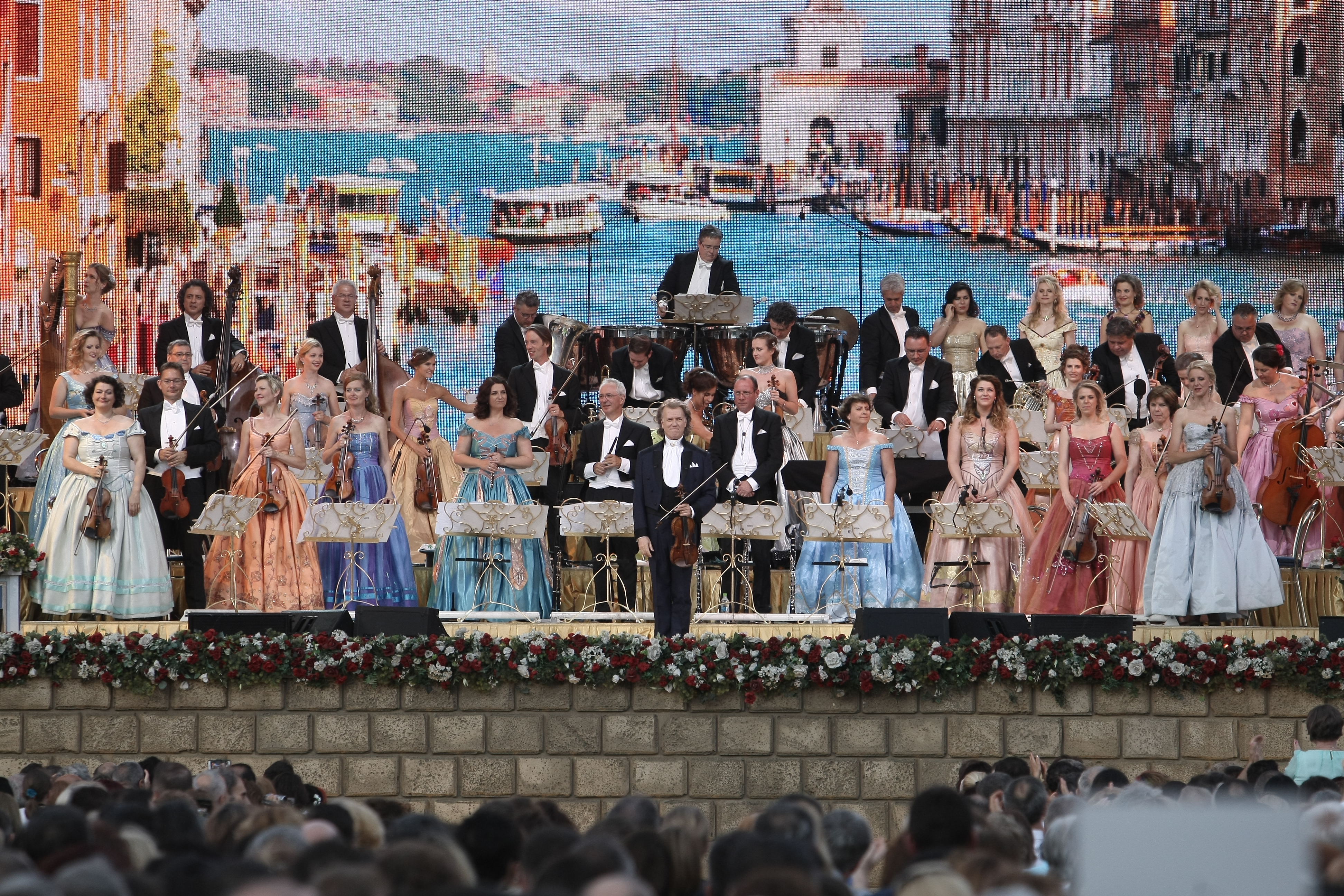 André Rieu a făcut show în în Piaţa Constituţiei. A cântat ”Ciobănaş cu trei sute de oi” | FOTO