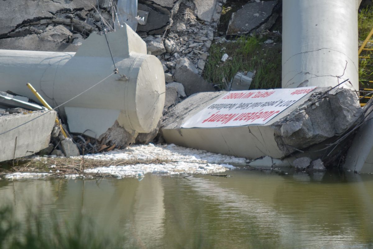 S-a prăbușit un pod rutier din Neamț, inaugurat anul trecut, după o reabilitare de 8 milioane de lei. Un bărbat a fost rănit