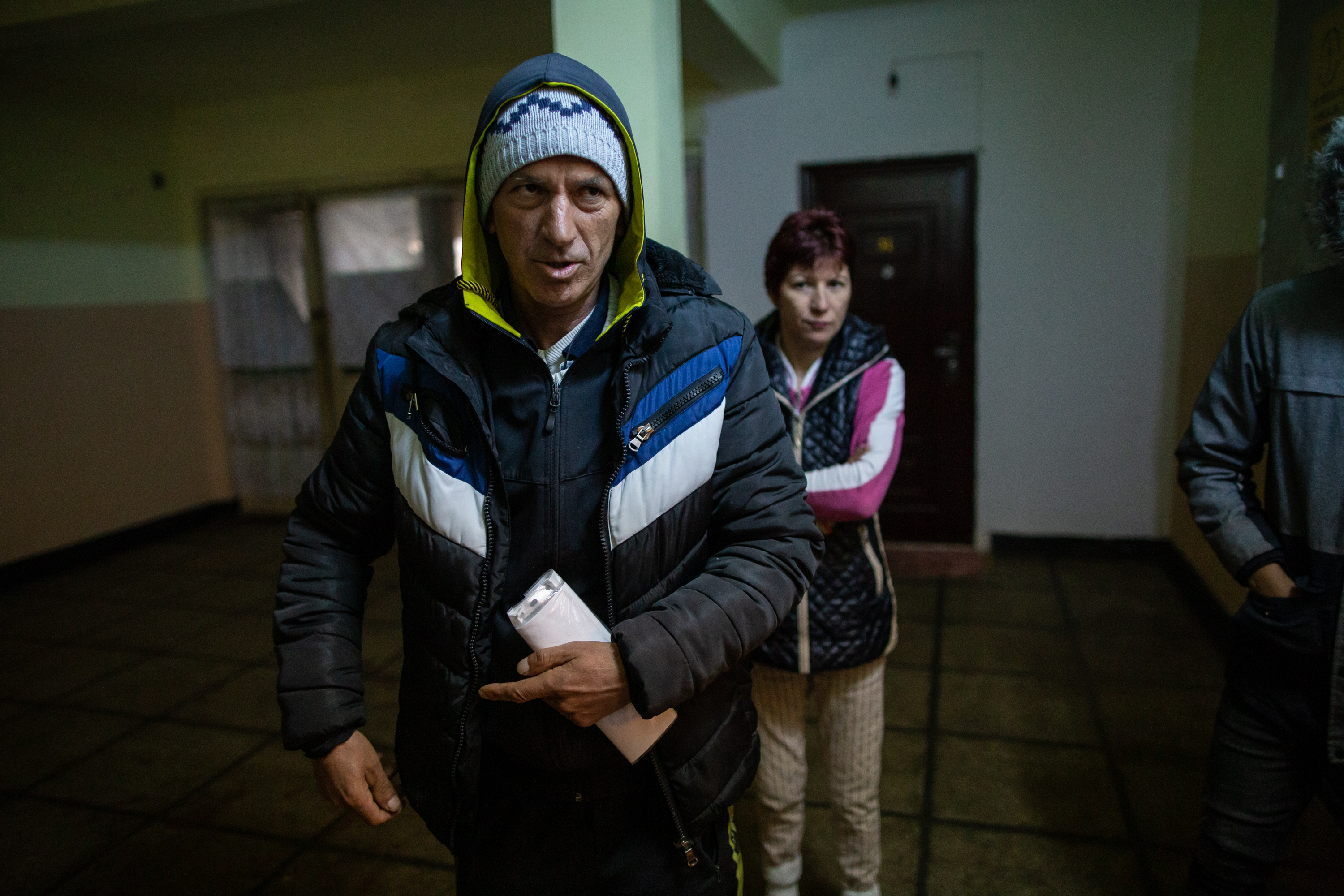 Oameni fără nici o armă în fața coronavirusului. Igienă la lighean și veceuri turcești în ”blocurile grecești” din Ștefănești