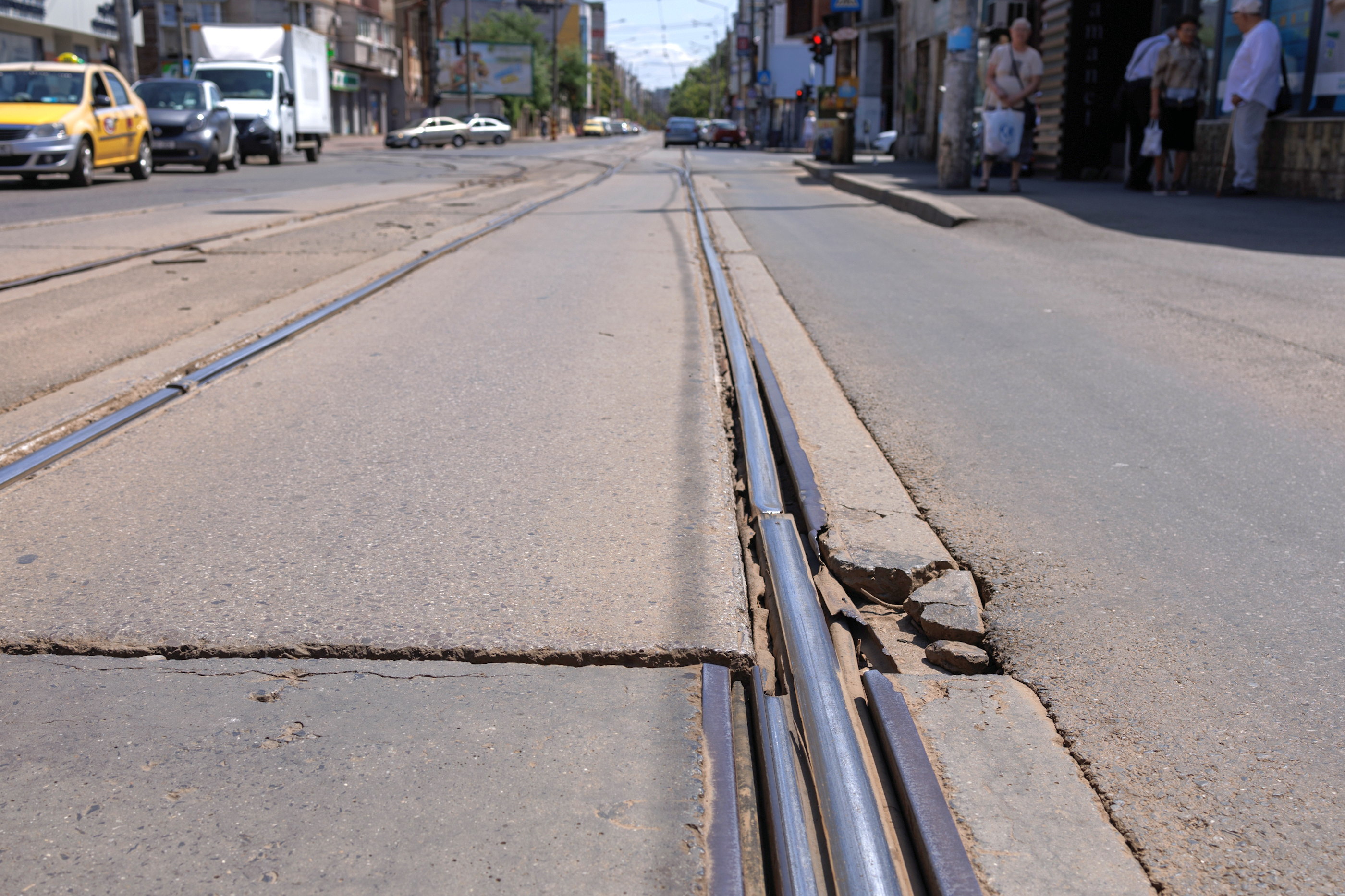 Dezastrul șinelor de tramvai din București: „Două cauciucuri am făcut praf. Cine-mi dă banii pe ele?”