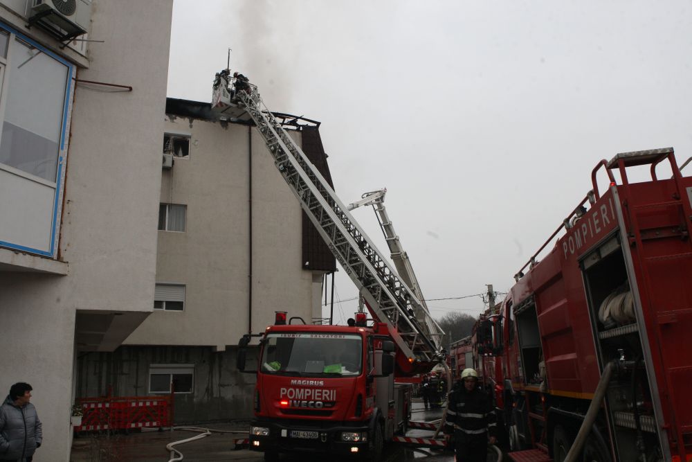 VIDEO/ Locuitorii din Chiajna aduc acuzații dure, după incendiul care a cuprins trei blocuri. "E posibil să fi rămas doar cu hainele de pe mine!”. De la ce ar fi pornit incendiul