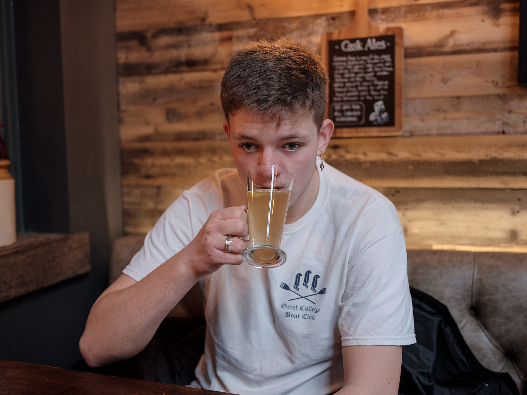 Un tânăr din România crescut în UK, ajuns student la Oxford: „Dacă nu veneam în Anglia, probabil nu mă duceam la universitate”