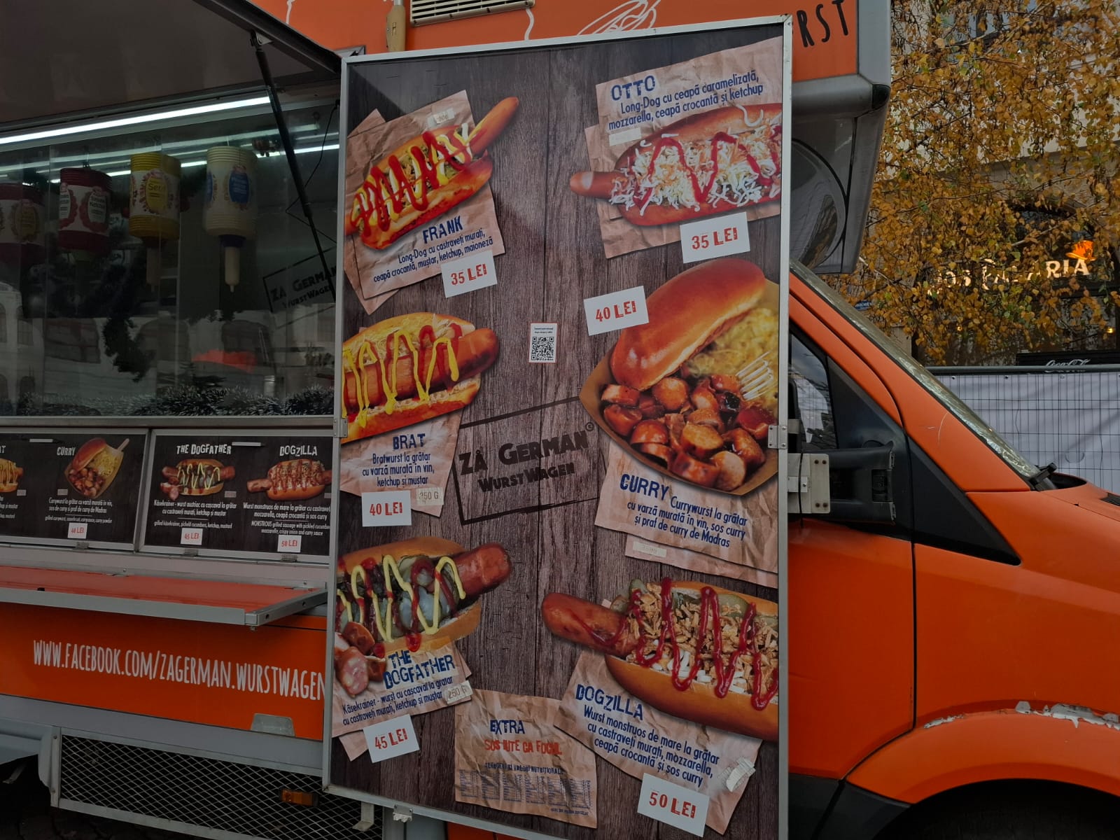 Cât costă un hotdog și o porție de cartofi cu sos cheddar la Târgul de Crăciun din Piața Universității din București. Prețul sare de 50 de lei