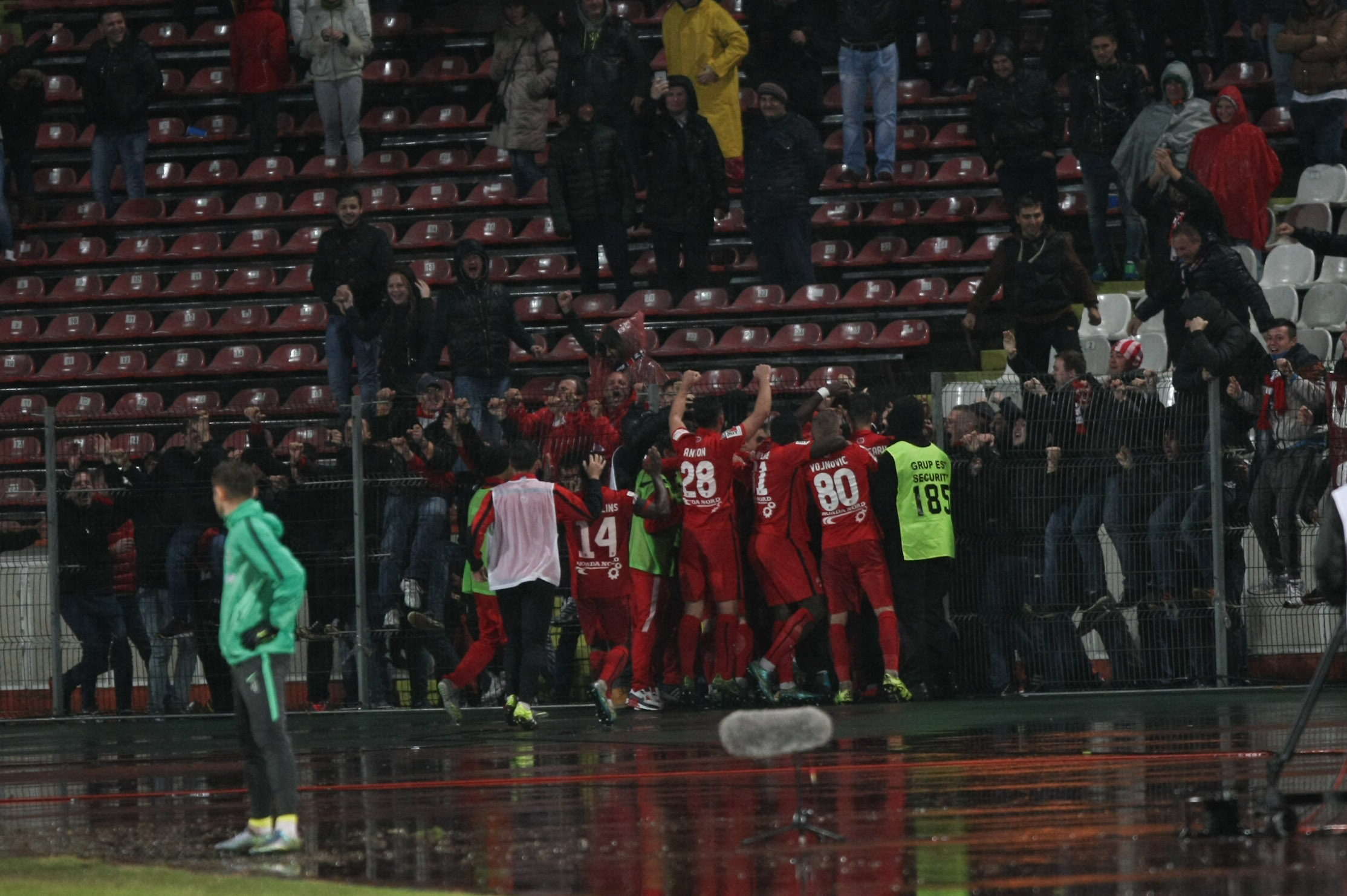 Dinamo - Steaua 3-1. "Câinii" au făcut legea pe teren și au câștigat după patru ani în faţa marii rivale / FOTO