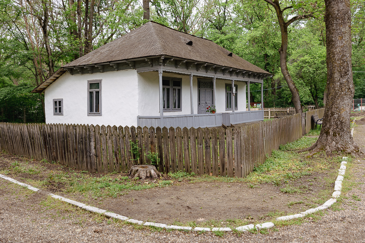 De Paști, la Muzeul Satului Vrâncean, sute de copii au lăsat smartphone-ul și au pus mâna pe chișiță, să încondeieze ouă. „Unii chiar au îndemânare, au ieșit lucruri faine”
