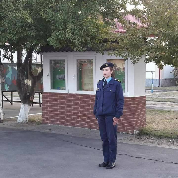 REPORTAJ: Cadeta Cezara Vlad îmbină pasiunea pentru karate cu strictețea hainei militare. O “prințesă” cu centură neagră pe tatami!