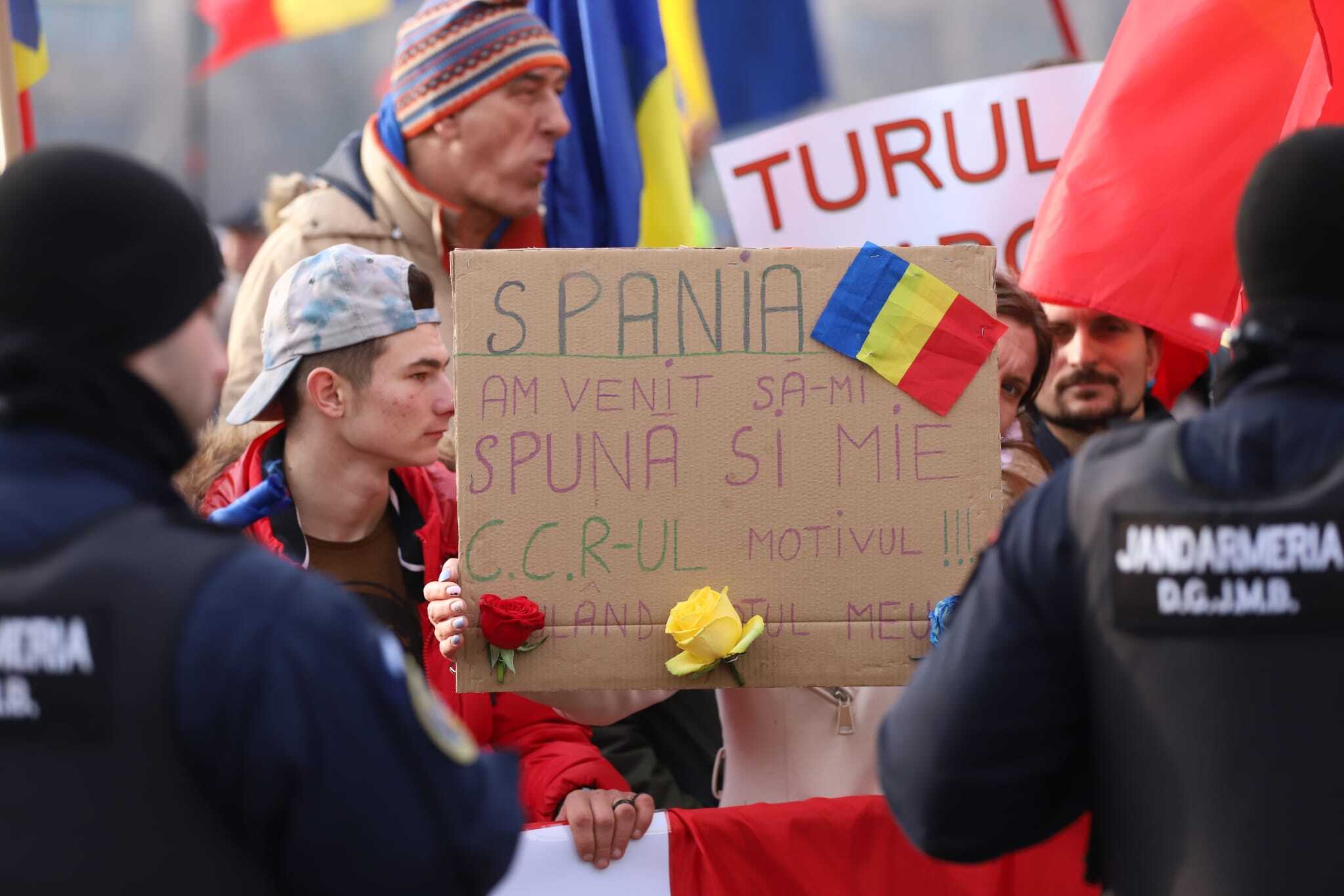 Călin Georgescu i-a chemat la București să protesteze în numele lui, iar el a plecat din țară. Primele imagini cu susținătorii ajunși în Capitală
