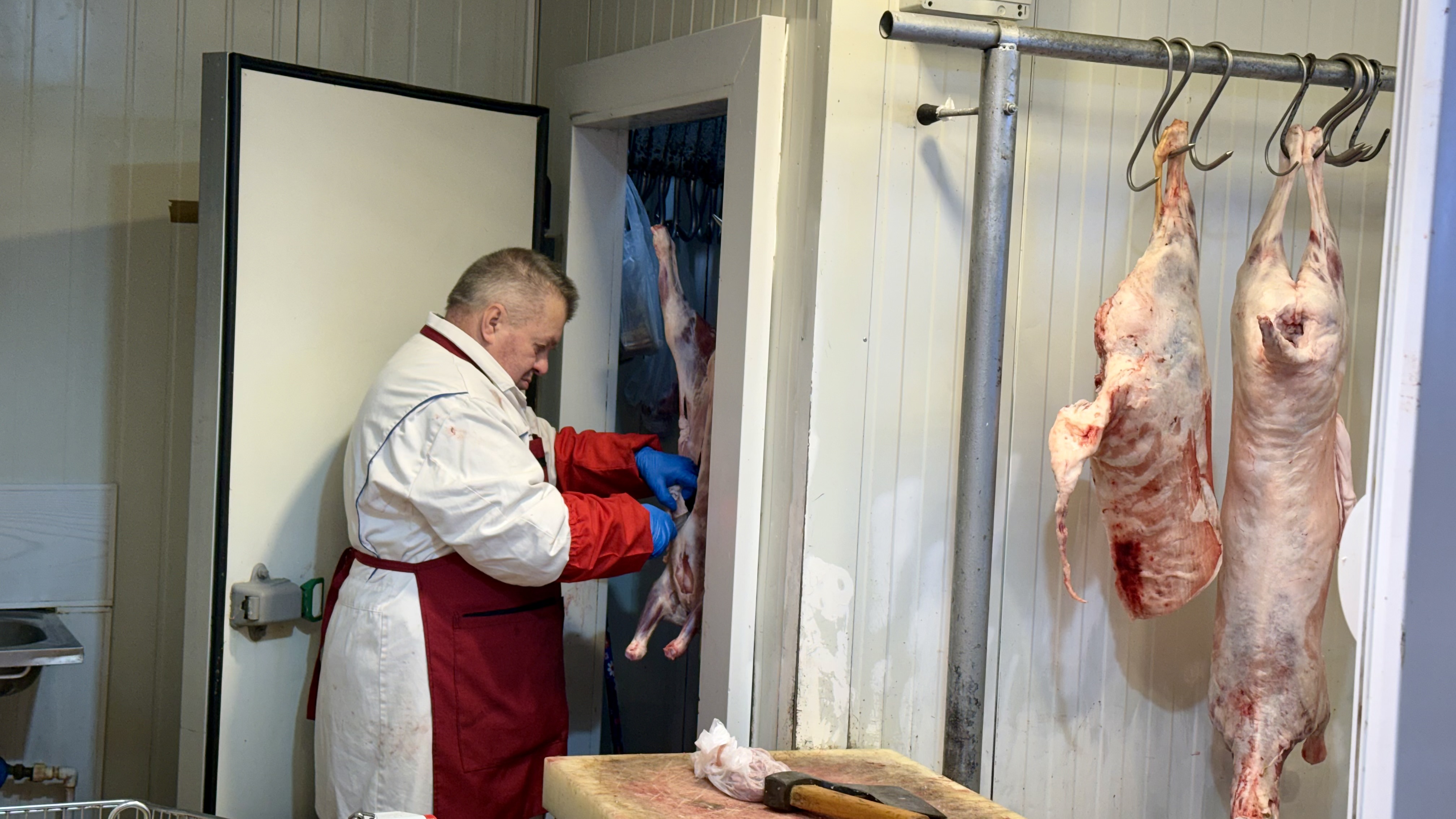 Preț miei Paște 2026. Cât costă kilogramul de carne de miel la București? „Am luat jumătate și am terminat bâlciul!”