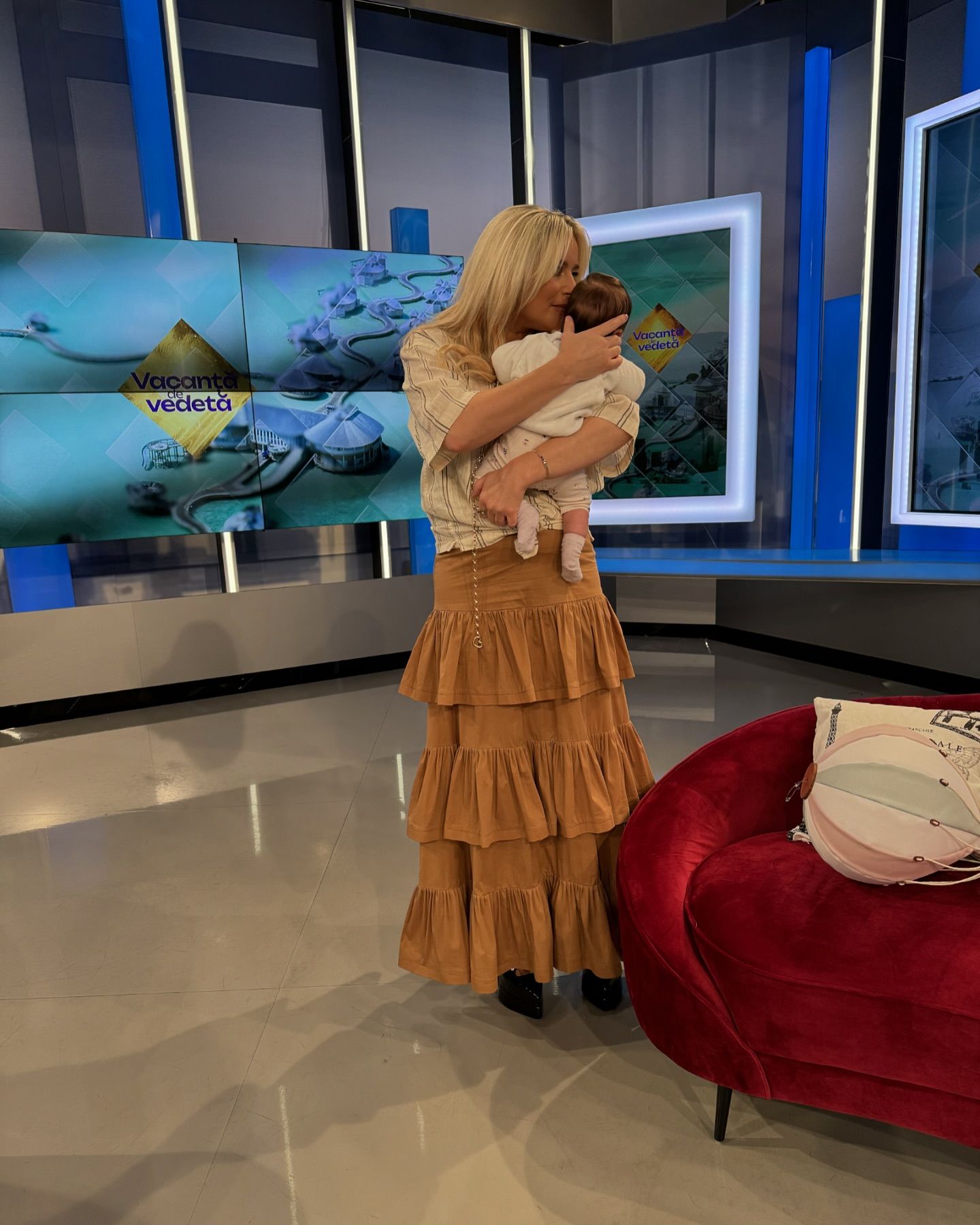 Prin ce trece Laura Cosoi la două luni după ce a devenit mamă a patra oară: „Nu mă puteam ridica din pat”. Și-a luat fiica pe platoul de filmare