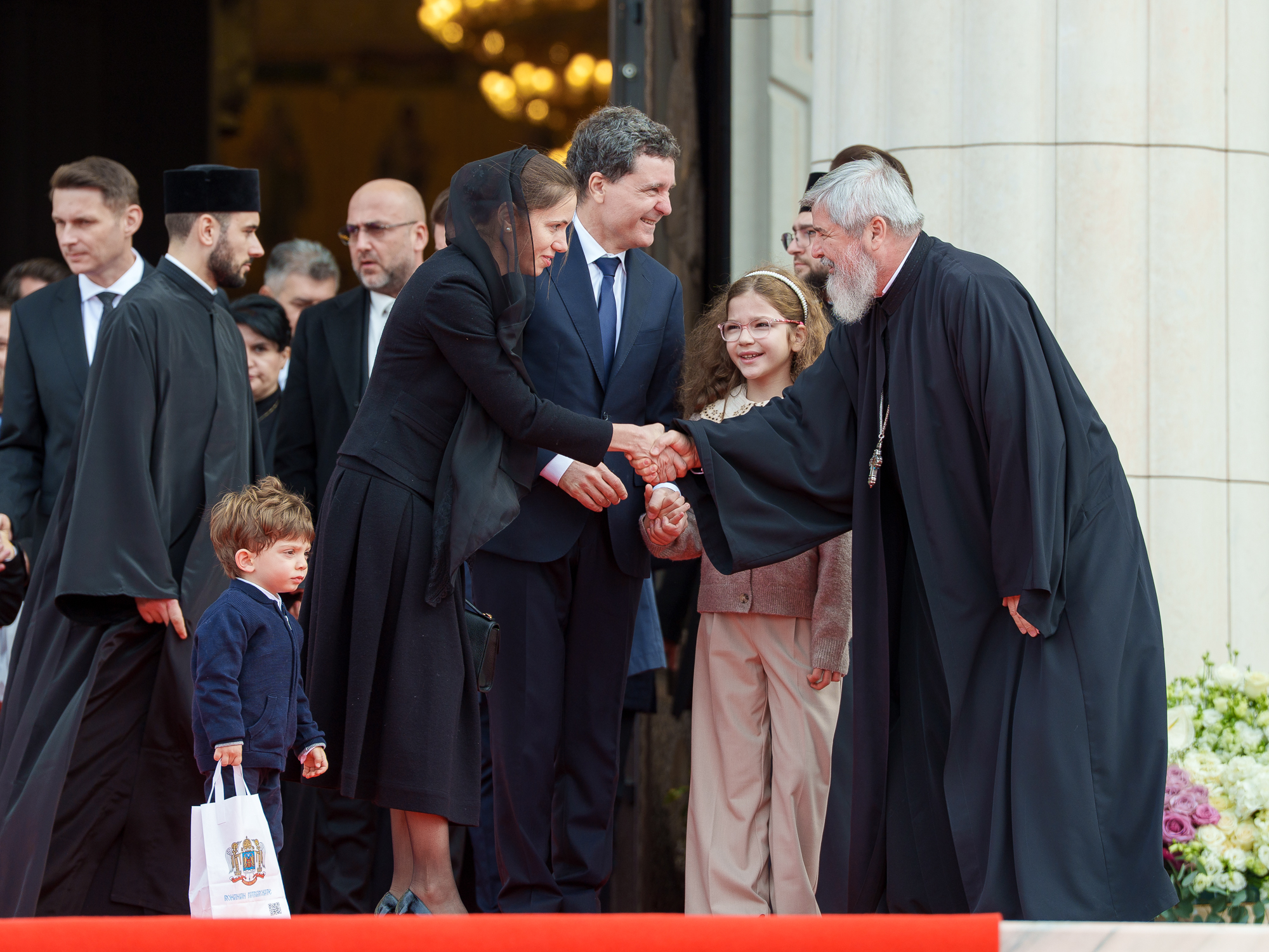 Dana Budeanu a criticat ținuta aleasă de Mirabela Grădinaru, partenera lui Nicușor Dan, la sfințirea Catedralei Mântuirii Neamului: „Alo, protocolu’ Cotroceni?”