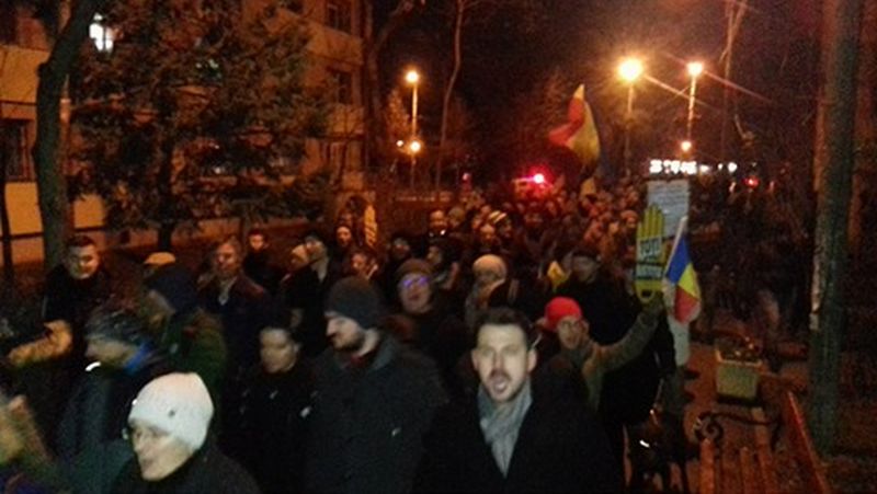 FOTO. Moș Crăciun protestează la Timișoara, alături de sute de timișoreni: „Out of Service”