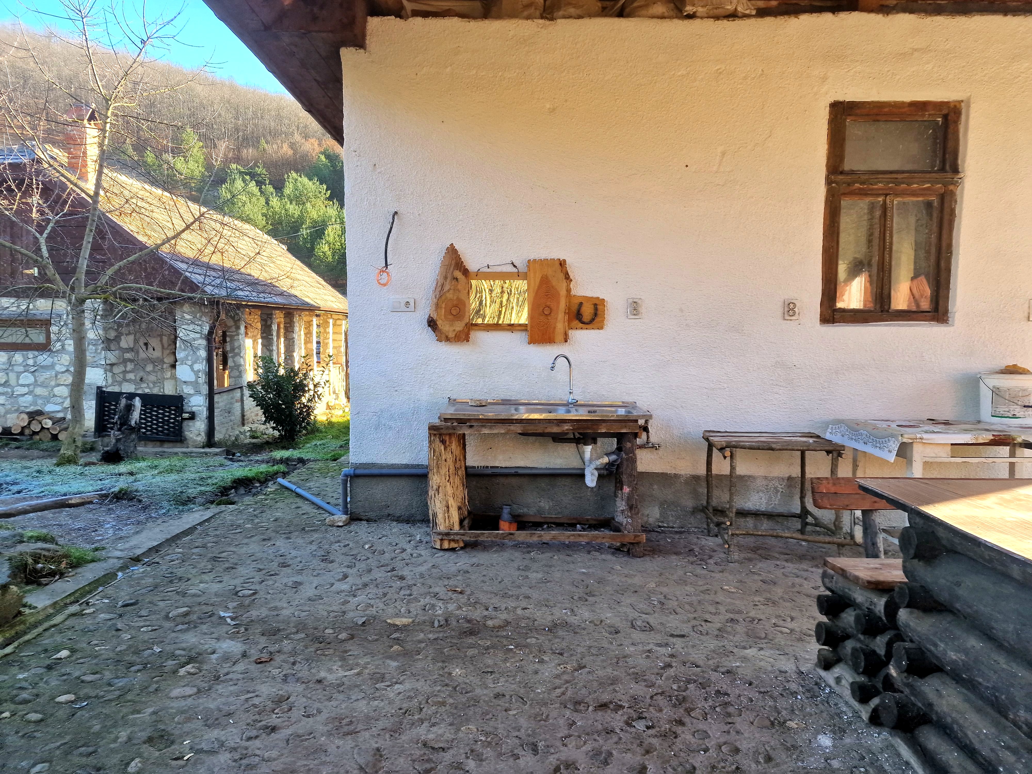 REPORTAJ. Problemele unui antreprenor întors acasă: „Cei de la ISU m-au întrebat: «Dar plan de evacuare cădere meteoriți aveţi?» Glumeau sau nu?”