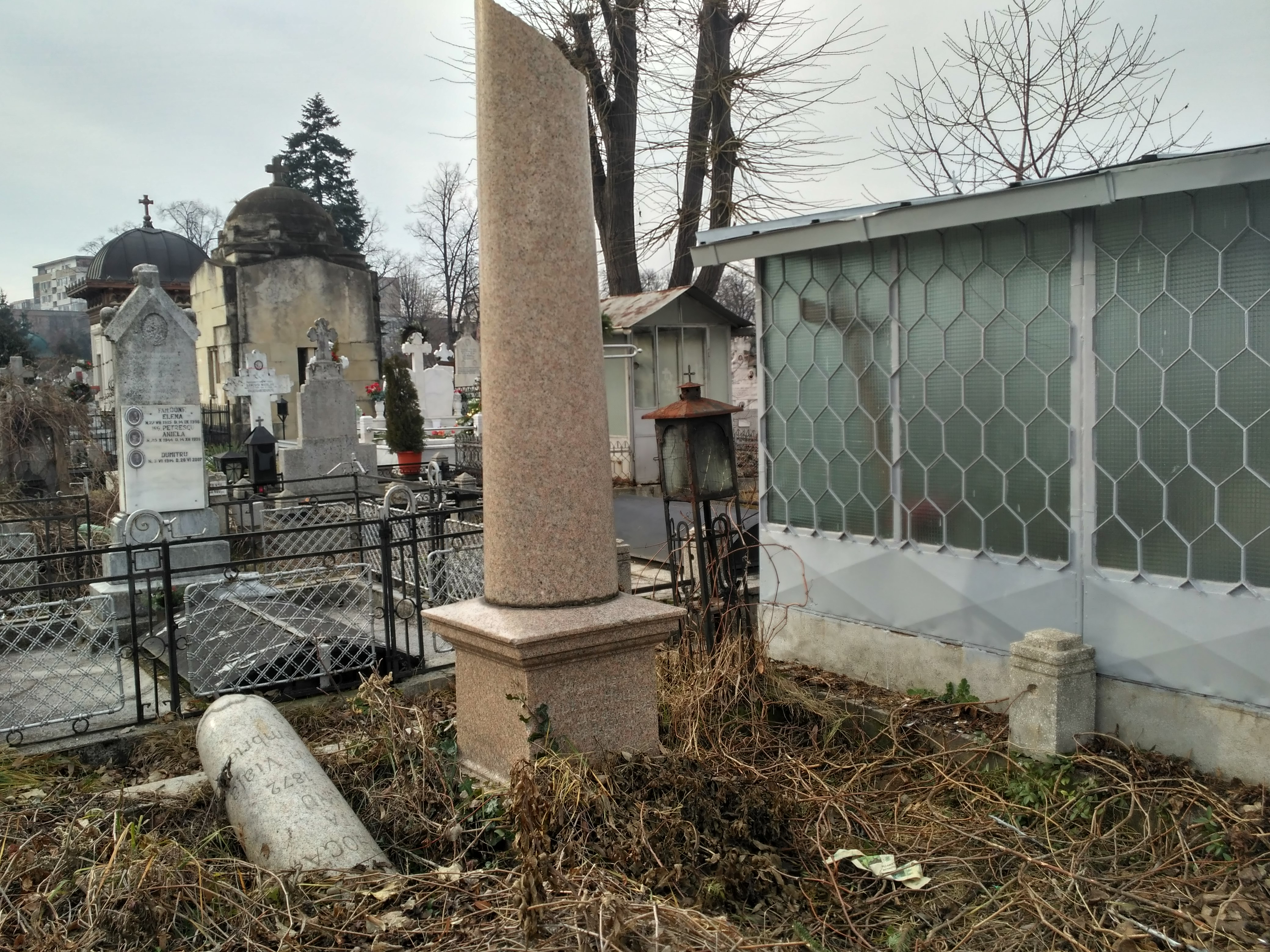 REPORTAJ/Cum a cinstit un ploieștean memoria nevestei care-l înșela. I-a ridicat cel mai original monument: ”Astfel este viața”/VIDEO