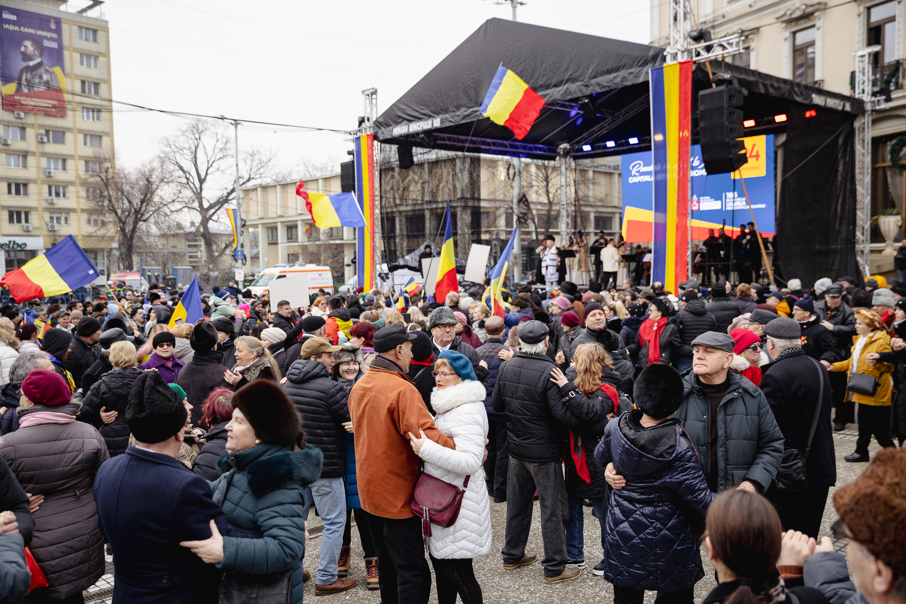 Ziua Unirii în imagini la Iași: câteva mii de oameni s-au bucurat de „sârba moldovenilor” și au fluierat puținii politicieni prezenți | Fotoreportaj