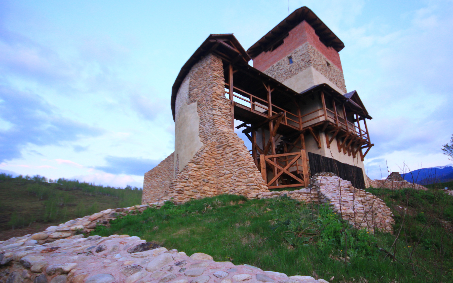 Cetatea Mălăiești din Țara Hațegului, restaurată cu termopane. Fortăreața veche de șase secole a devenit atracție pentru turiști