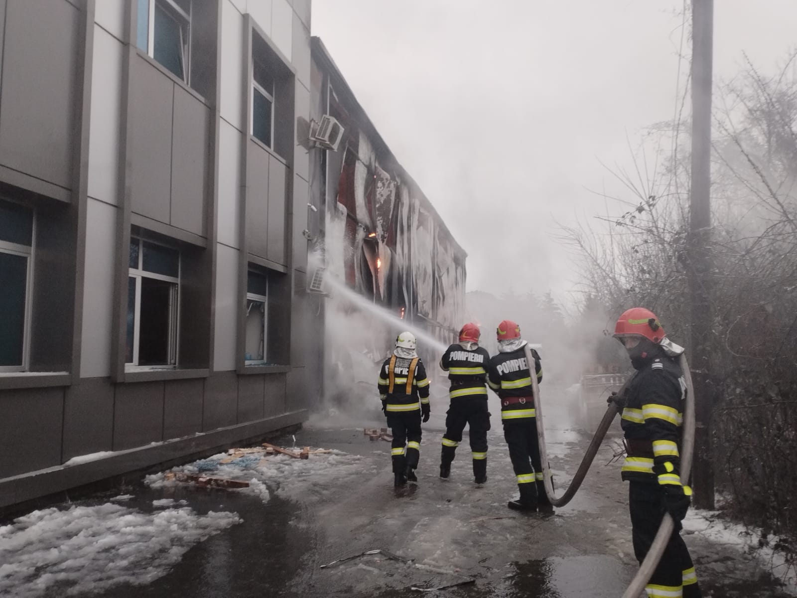 Incendiu puternic la un depozit din Voluntari. Zeci de persoane, evacuate dintr-un bloc din apropiere. A fost emis un mesaj RO-Alert