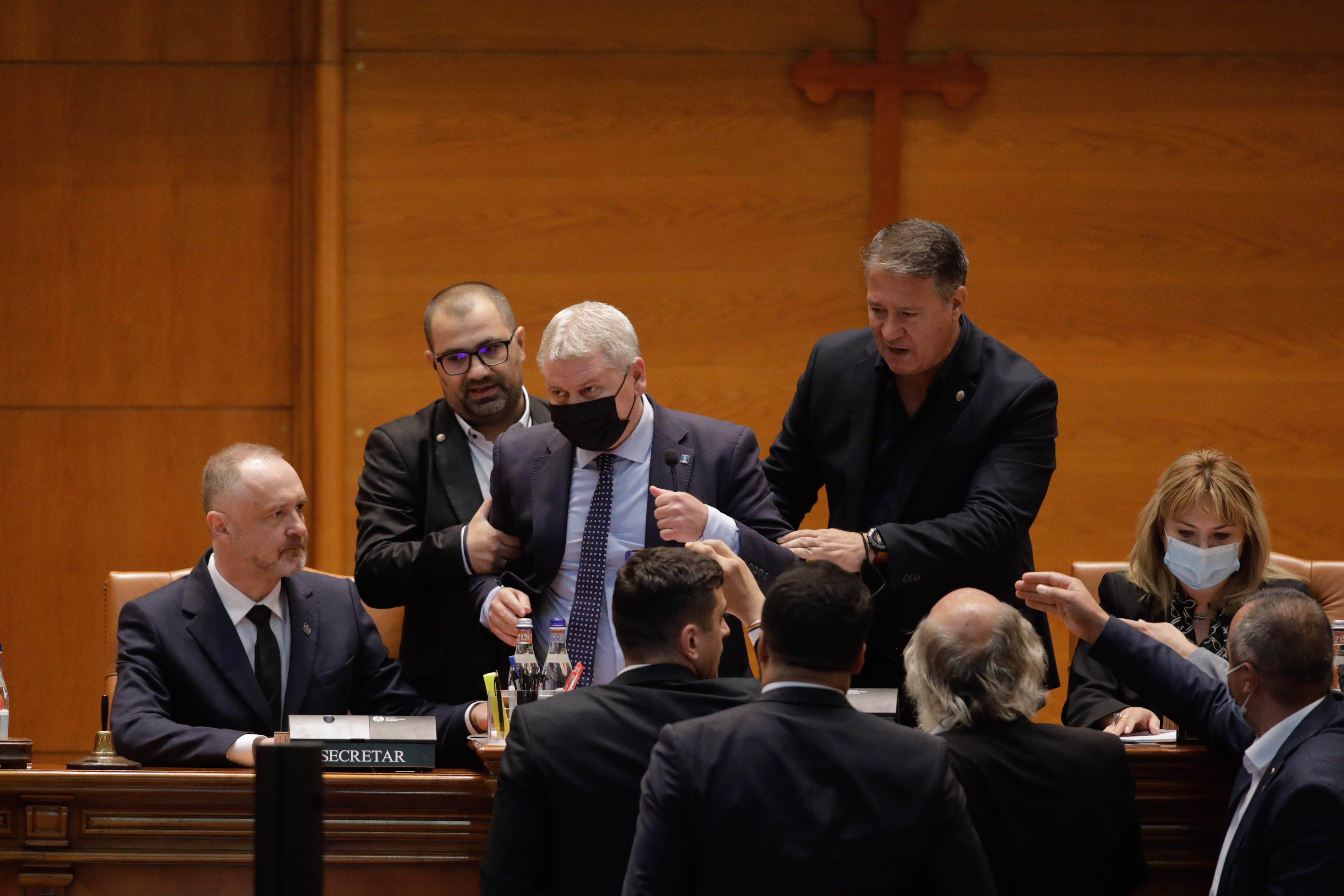 Scandal în Parlament, înainte de citirea moțiunii de cenzură: Florin Roman, evacuat de la prezidiu de parlamentarii AUR