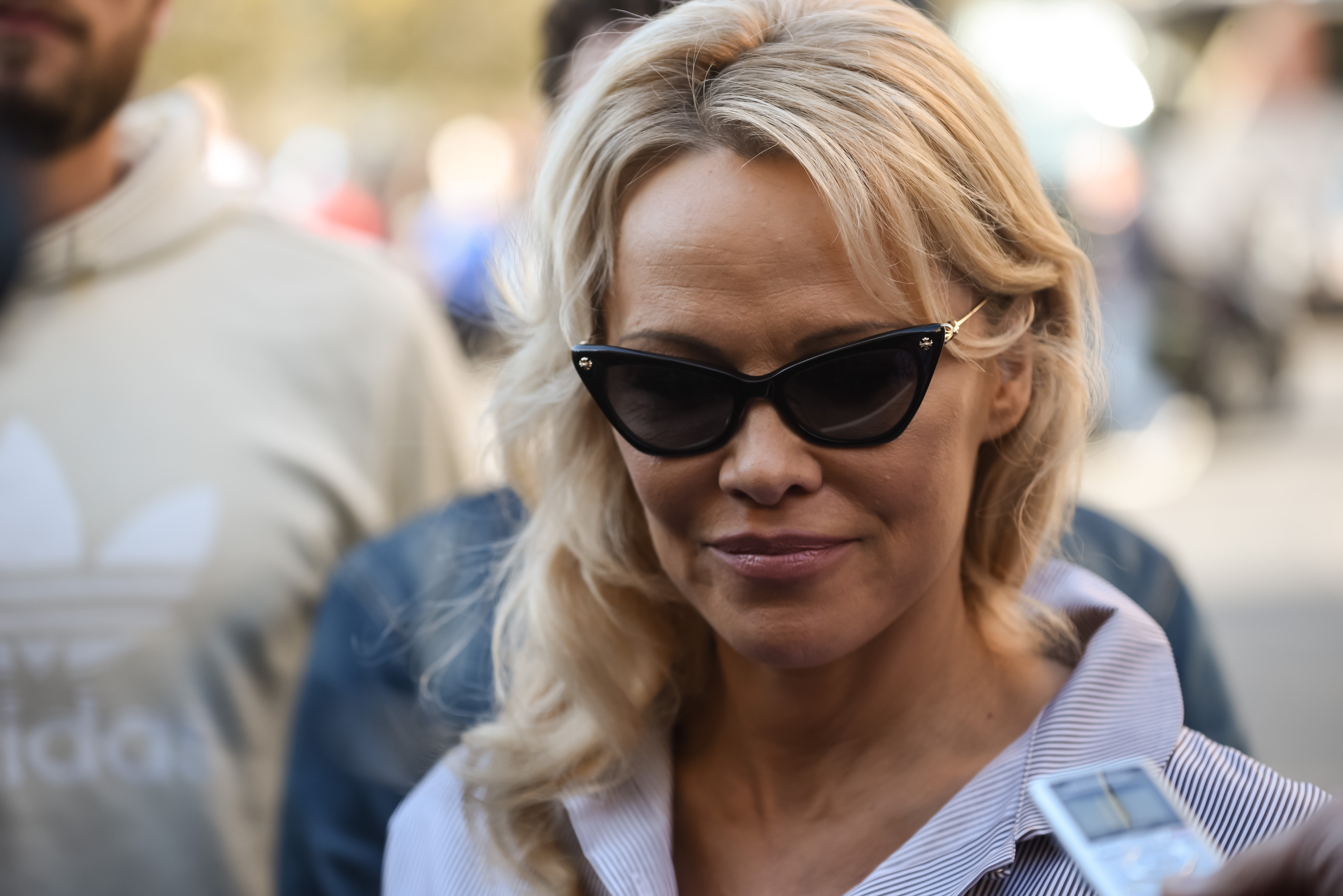 Pamela Anderson a fost închisă într-o cușcă, la Paris. Ce gest a făcut fosta starletă Playboy / FOTO&VIDEO