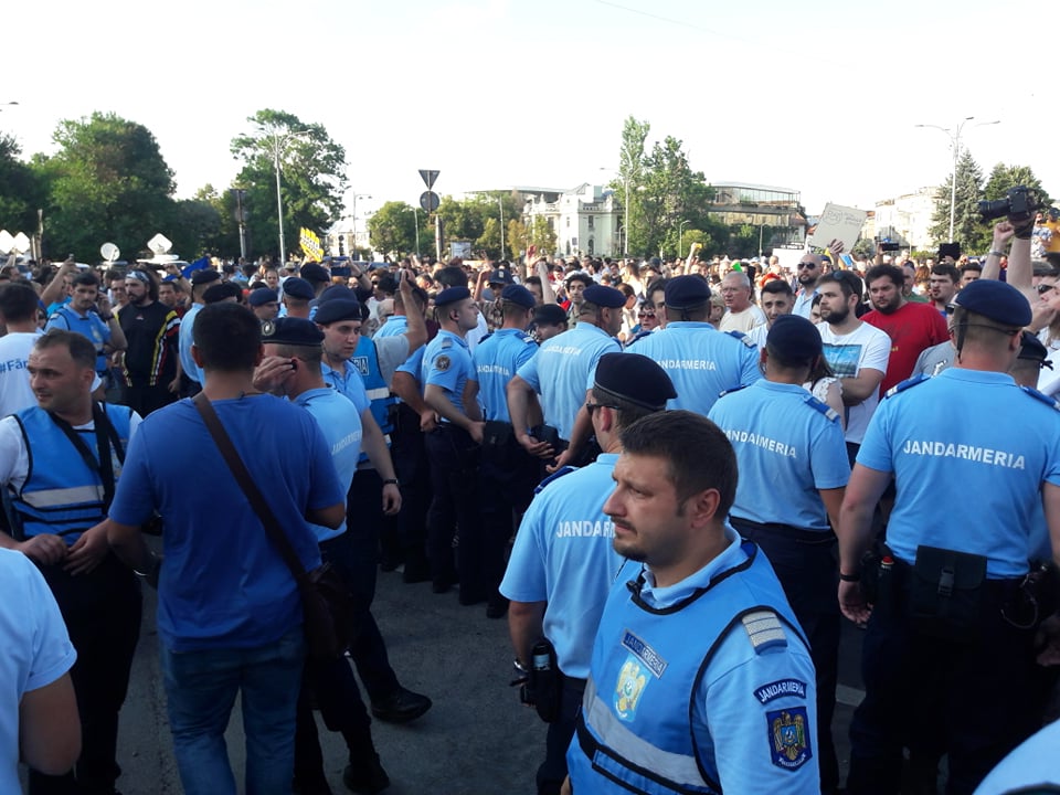 UPDATE. Protest în Piața Victoriei față de adoptarea CPP. Oameni amendați și îmbrânceli cu jandarmii (Foto&Video)