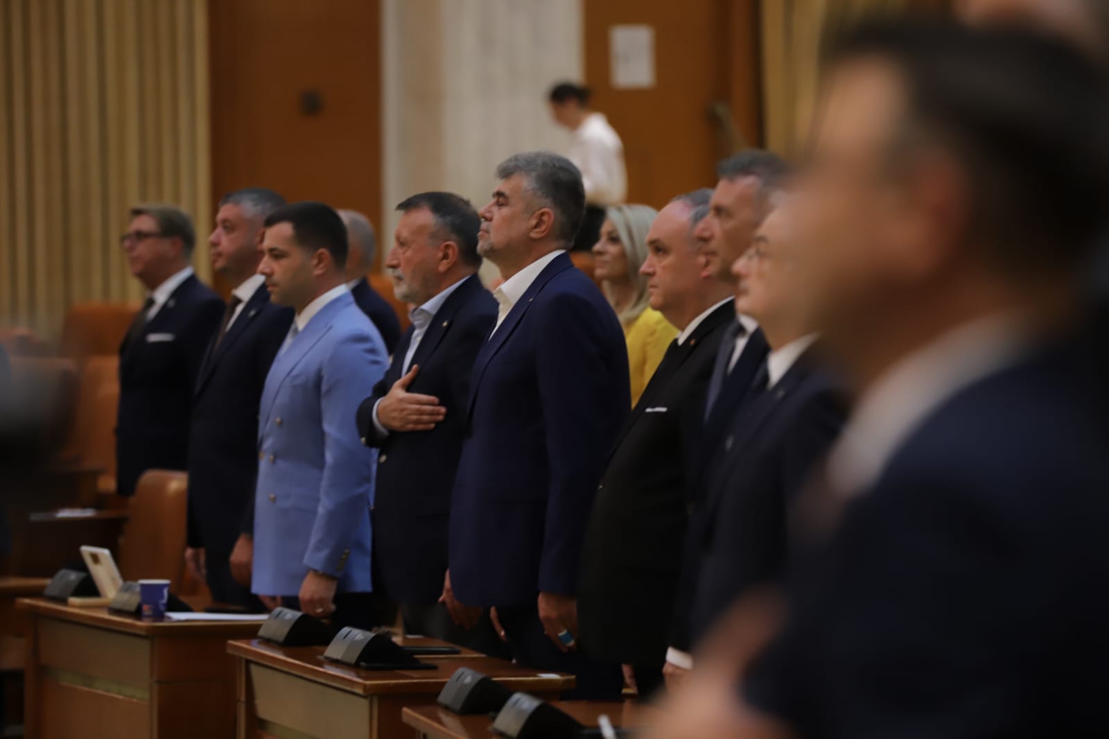 Toate cele patru moțiuni de cenzură depuse împotriva Guvernului Bolojan au fost respinse în Parlament. Ce urmează