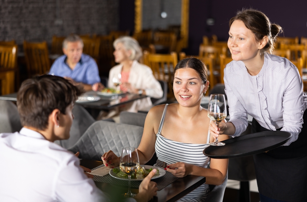 Egy apró gesztus mindent elárul az érzelmi intelligenciáról - ezt mondják a pszichológusok arról, aki segít a pincérnek
