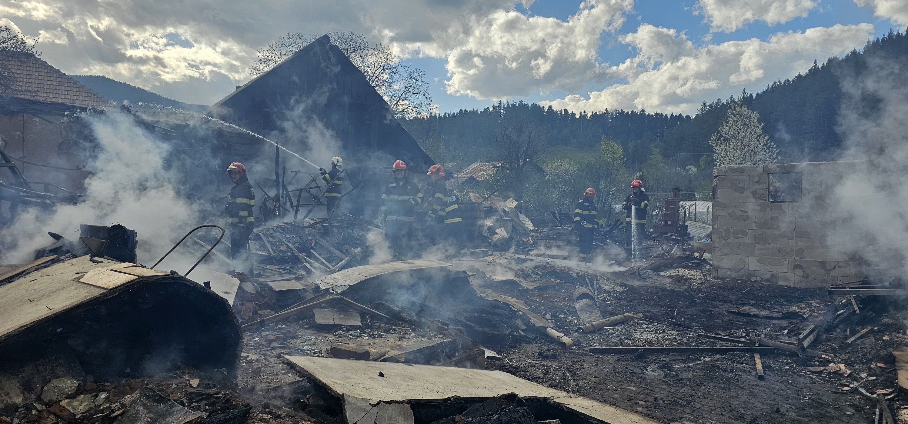 Noi imagini cu dezastrul lăsat în urmă de incendiul devastator din Soveja, în Vrancea: „Situația este critică"