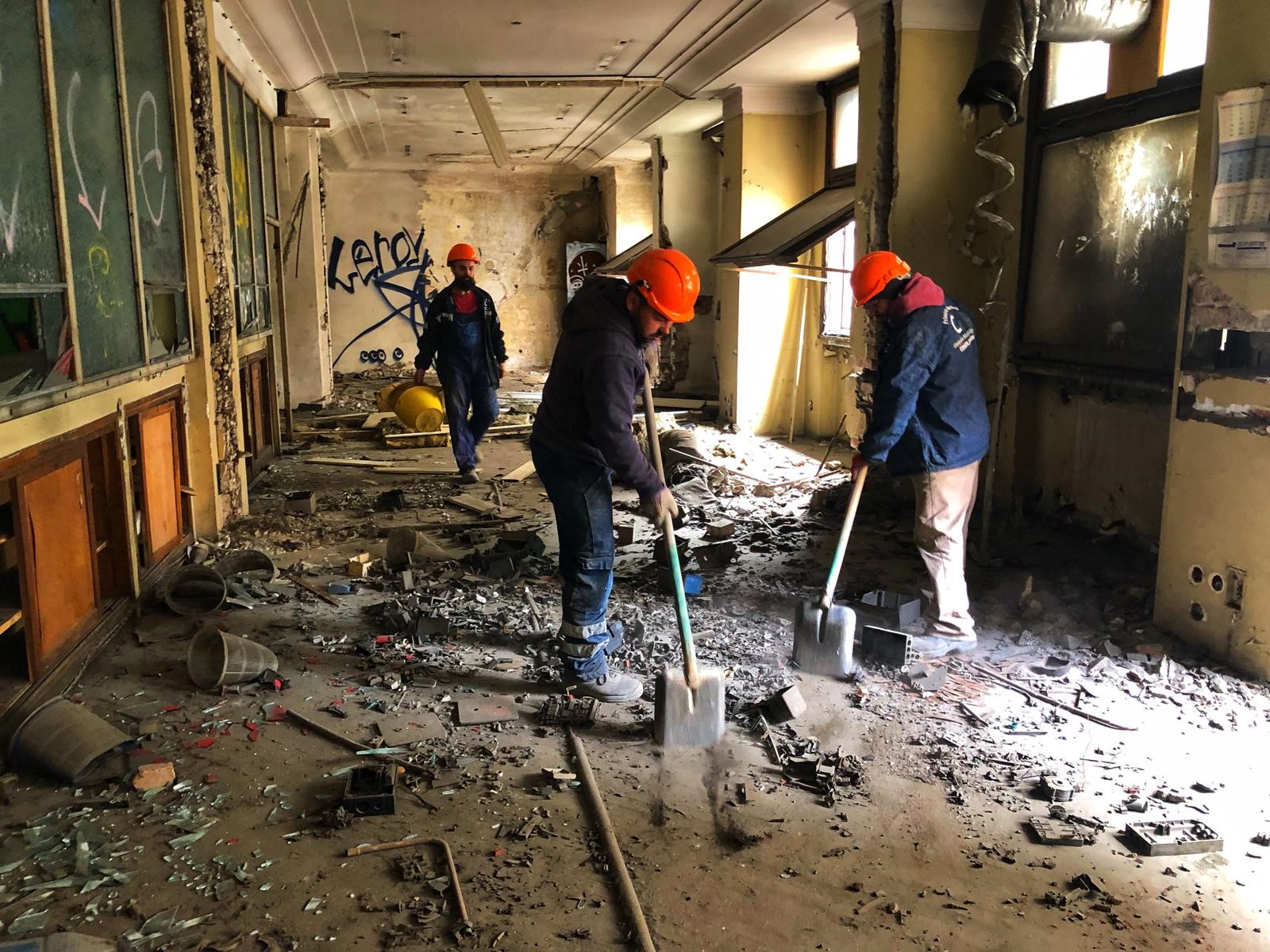 Blocul Rosenthal de pe Calea Victoriei intră în reparații. Fostul sediu al Băncii de Comerț Exterior, lăsat în paragină în ultimii 20 de ani / FOTO