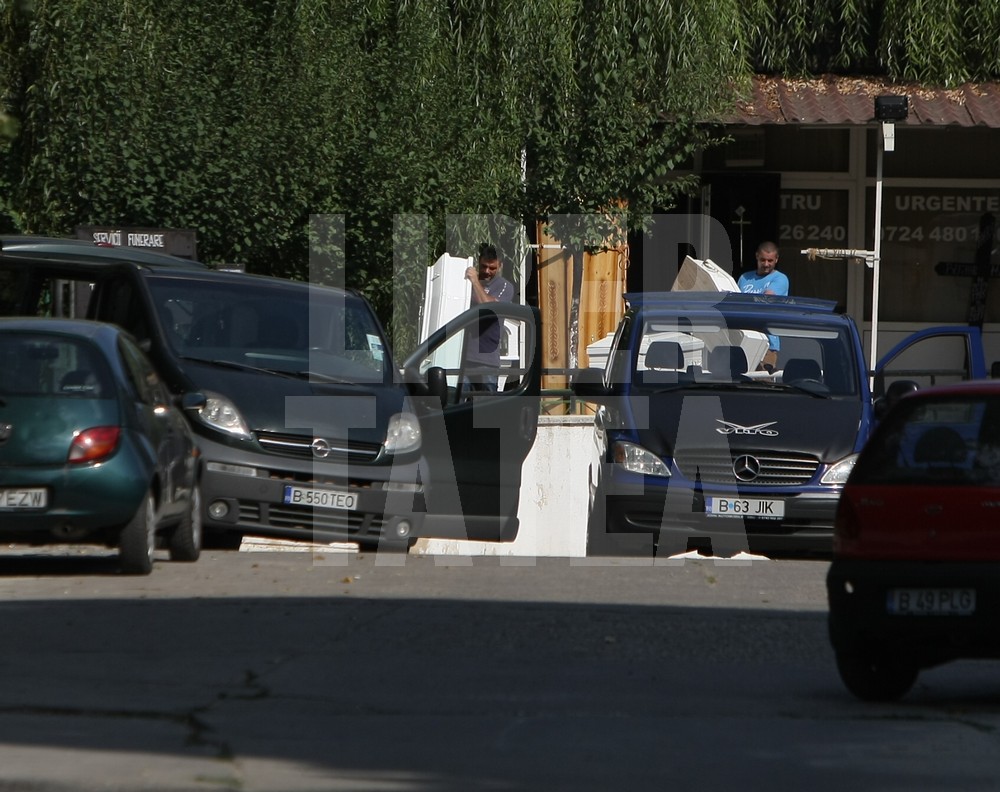 Hăinuțe de prințesă și patru sicrie albe, la morgă. Alexandra Braunstein și fetițele ei merg acasă pentru ultima dată / GALERIE FOTO