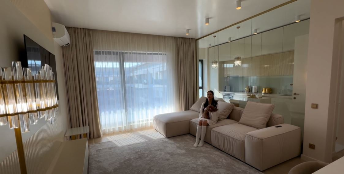Imagini cu apartamentul din București în care locuiește Andreea Bostănică. Tânăra din Moldova câștigă 20.000 de euro pe săptămână