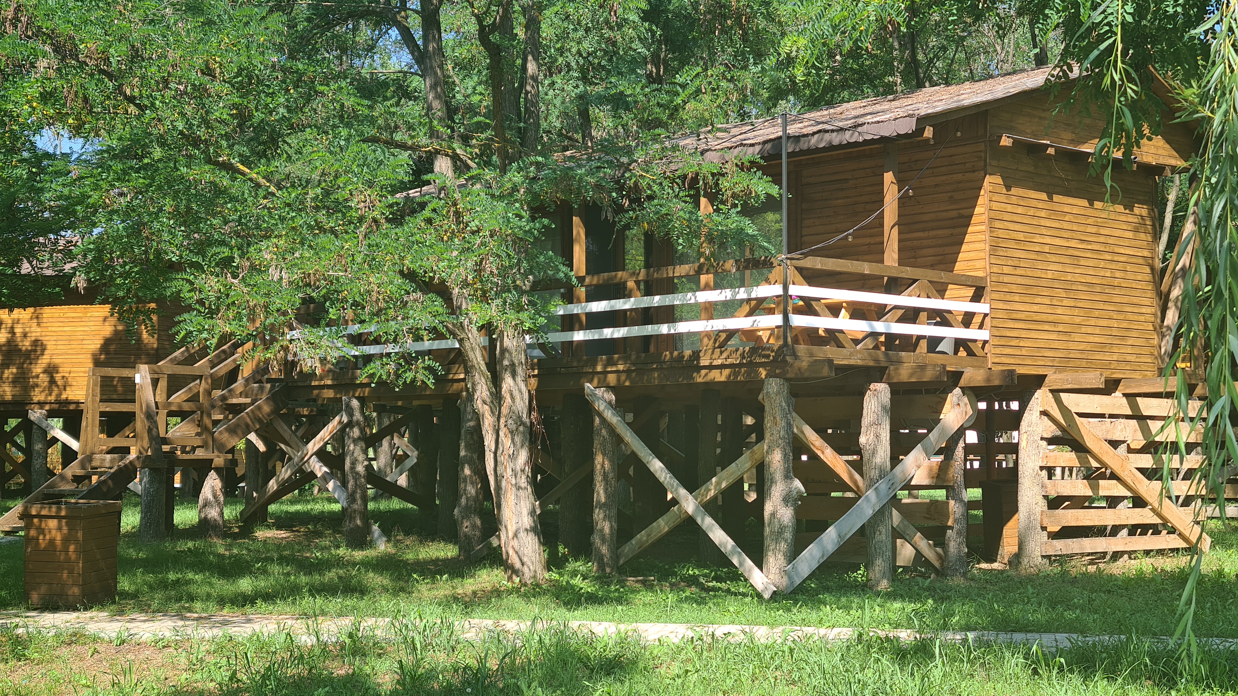 „Delta Dunării” de pe Siret. Satul de vacanță de 82 de hectare, cu zoo, pescuit sportiv și kilometri de canale unde te poți plimba cu barca