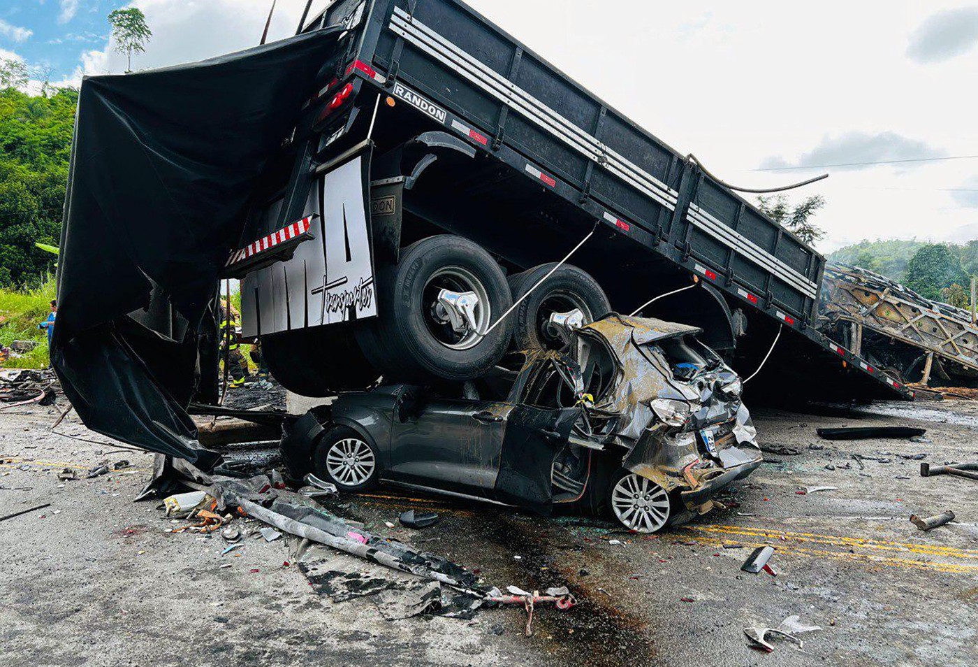 38 de oameni au murit într-un autocar peste care a căzut dintr-o basculantă un bloc de granit, pe o șosea din Brazilia