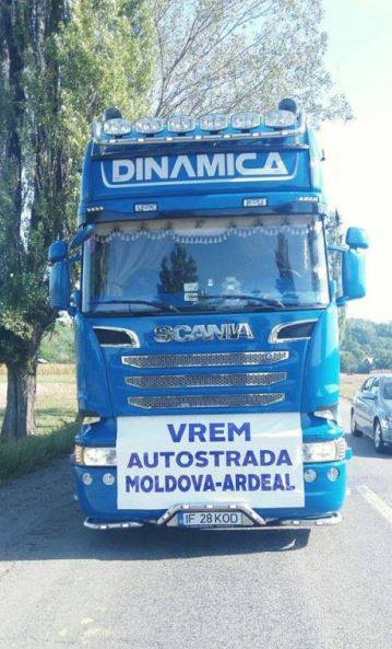 FOTO | Protest pentru construirea unei autostrăzi între Ardeal și Moldova. Lumea a ieșit în stradă cu motociclete și camioane
