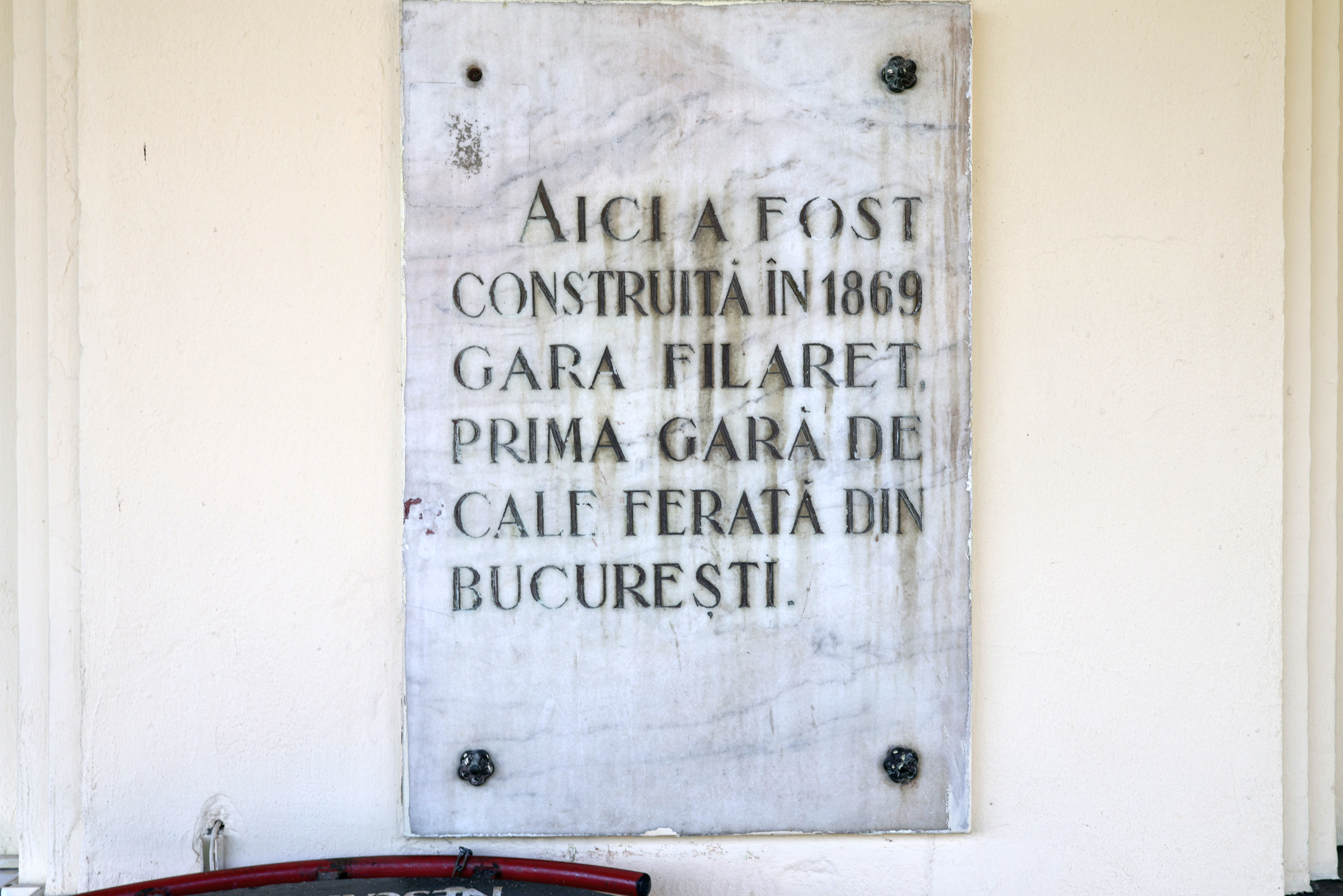 De aici s-a tras semnalul pentru „intrarea României în civilizație”. Vagonul cu ouă confiscat și gara din care acum se pleacă cu autocarul