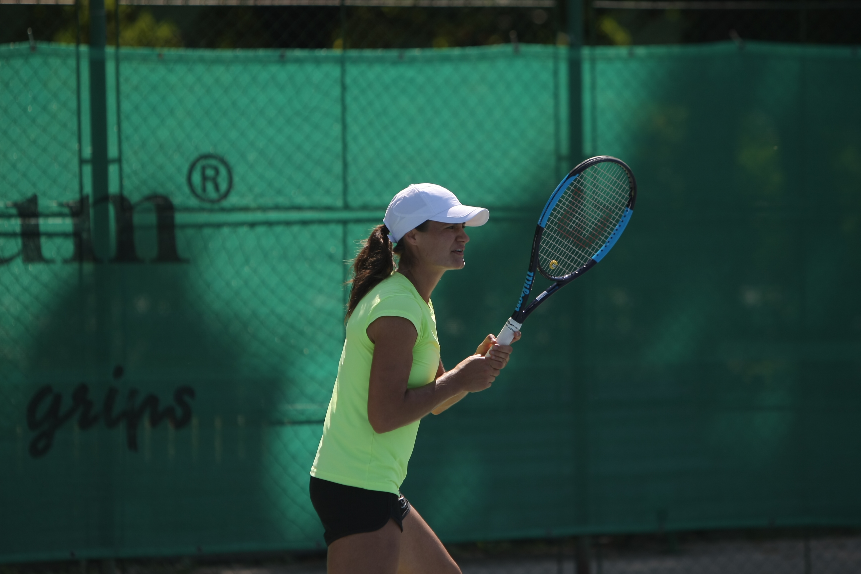 Sorana Cîrstea și Irina Begu conduc mașini de zeci de mii de euro. Fete de milioane cu bolizi în dotare! GALERIE FOTO