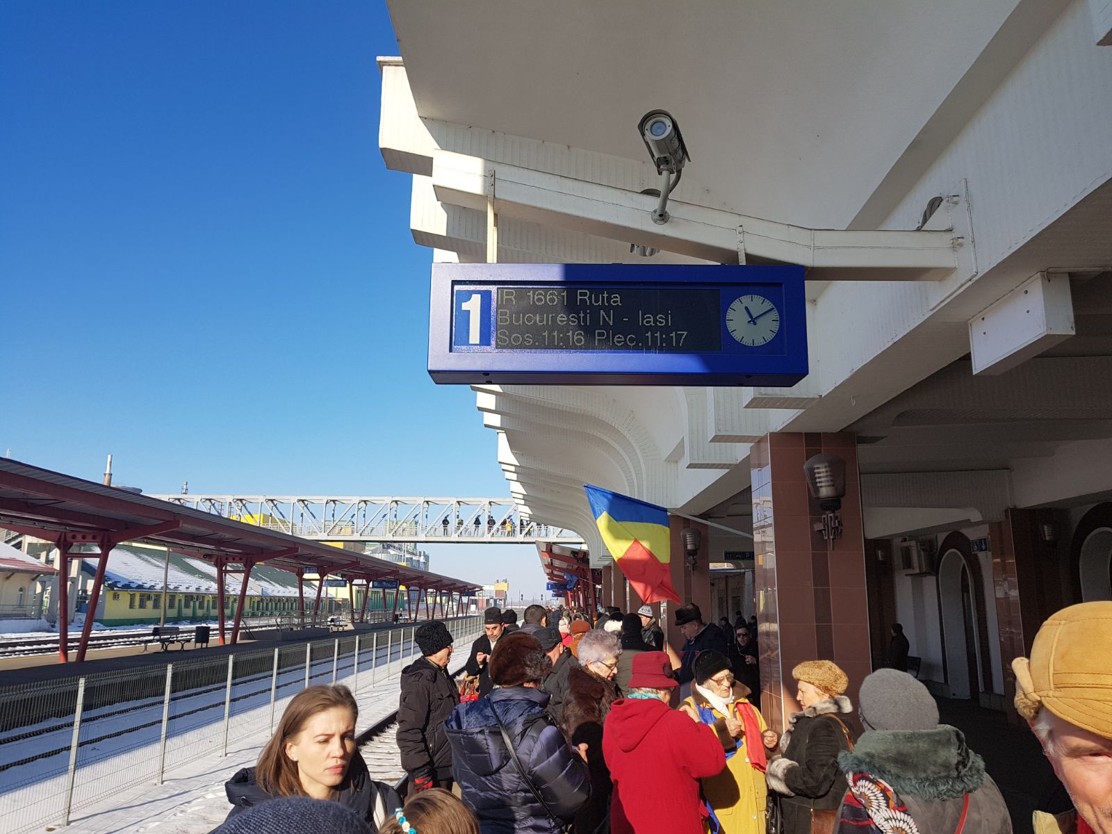 VIDEO REPORTAJ - Părinți, bunici și nepoți au întâmpinat ”Trenul Unirii” în gara Vaslui. Au încins hore și-au cântat la unison