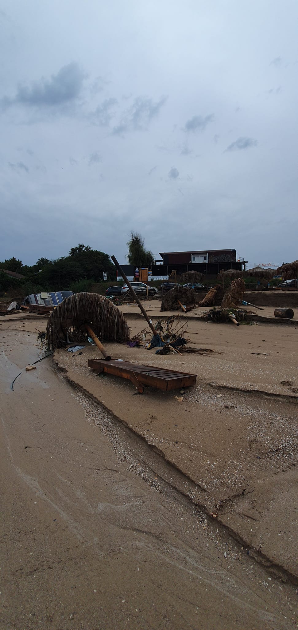 Urmările ploilor puternice de pe litoral. La Mangalia au căzut 200 l/mp. Maşini luate de apă, inundaţii în mai multe staţiuni: dezastru la Venus şi Vama Veche | FOTO