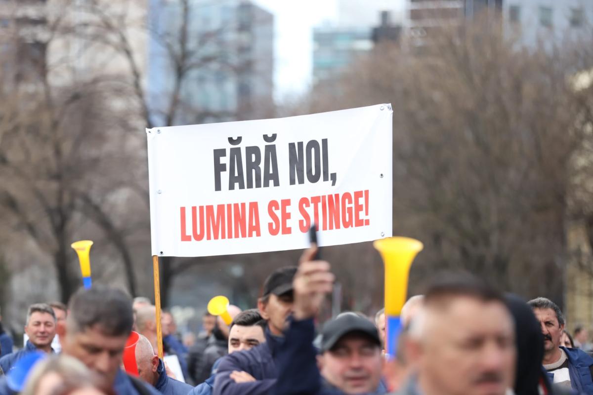Fanii lui Călin Georgescu au spart barajul la protestul de la Guvern. Bătaie între mineri și jandarmi la finalul manifestației