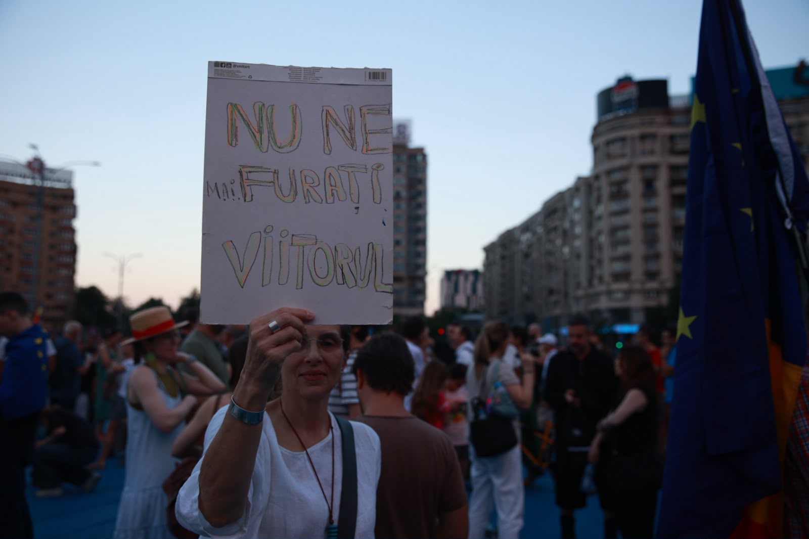 Protest în Piața Victoriei: Sute de oameni manifestă sub sloganul „România e sub asediu”. Ce cer organizatorii și ce mesaj are Jandarmeria