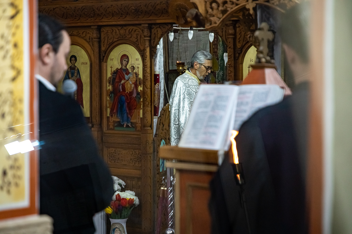 REPORTAJ. În Voluntariul credincioșilor Pandele și Firea, Lumina sfântă a venit de două ori: “Mulțumim frumos la domnu' și la doamna primar”