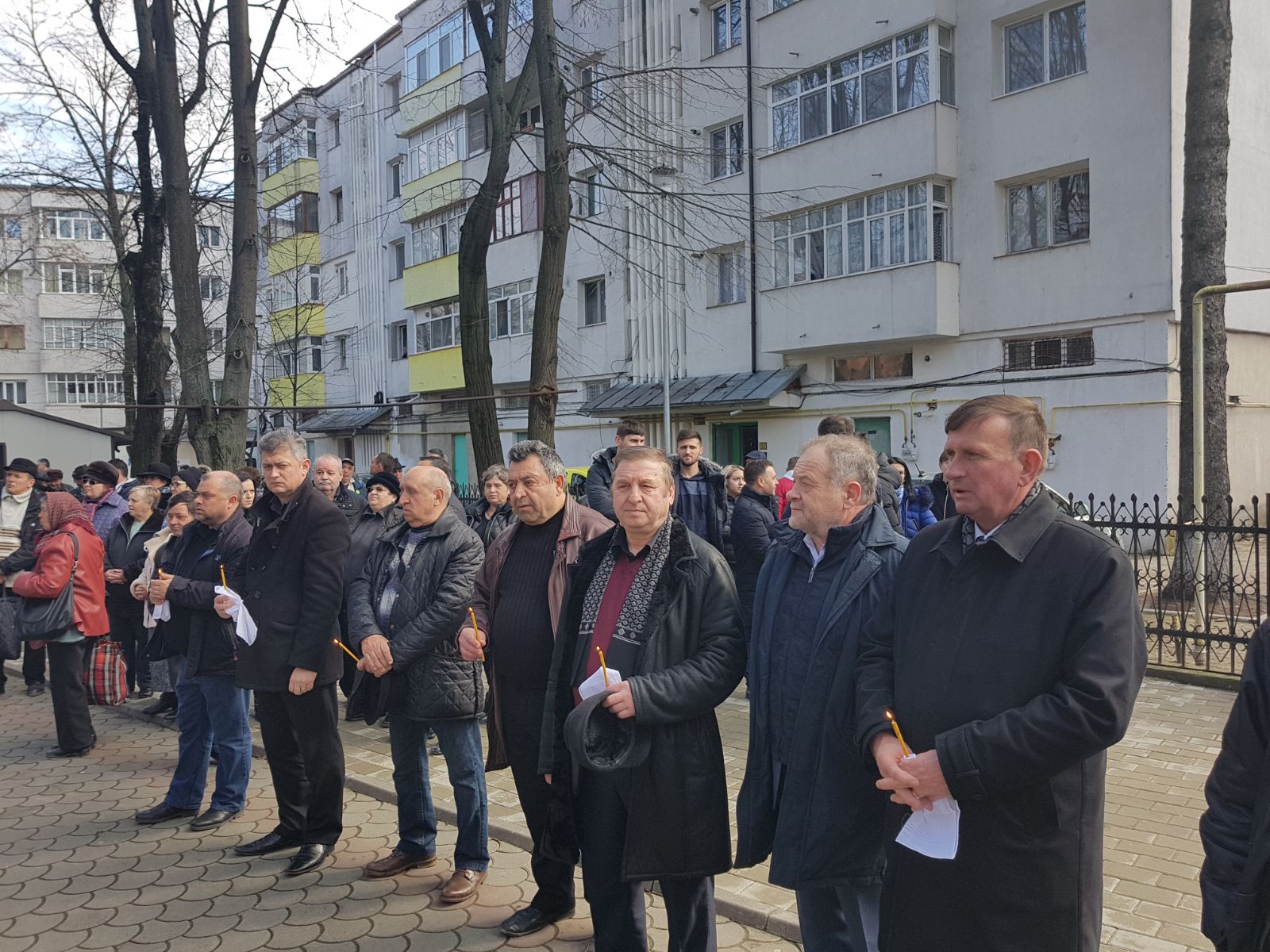 FOTO/ Liderul țiganilor din Moldova, înmormântat la Vaslui. La procesiune au fost mii de oameni, iar traficul a fost perturbat