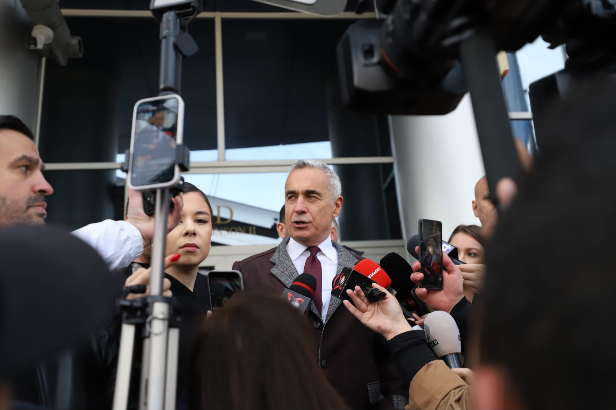 Călin Georgescu, în fața judecătorilor de la Înalta Curte. Susținătorii lui au venit cu porumbei albi și flori: „Pace, credință și iubire”