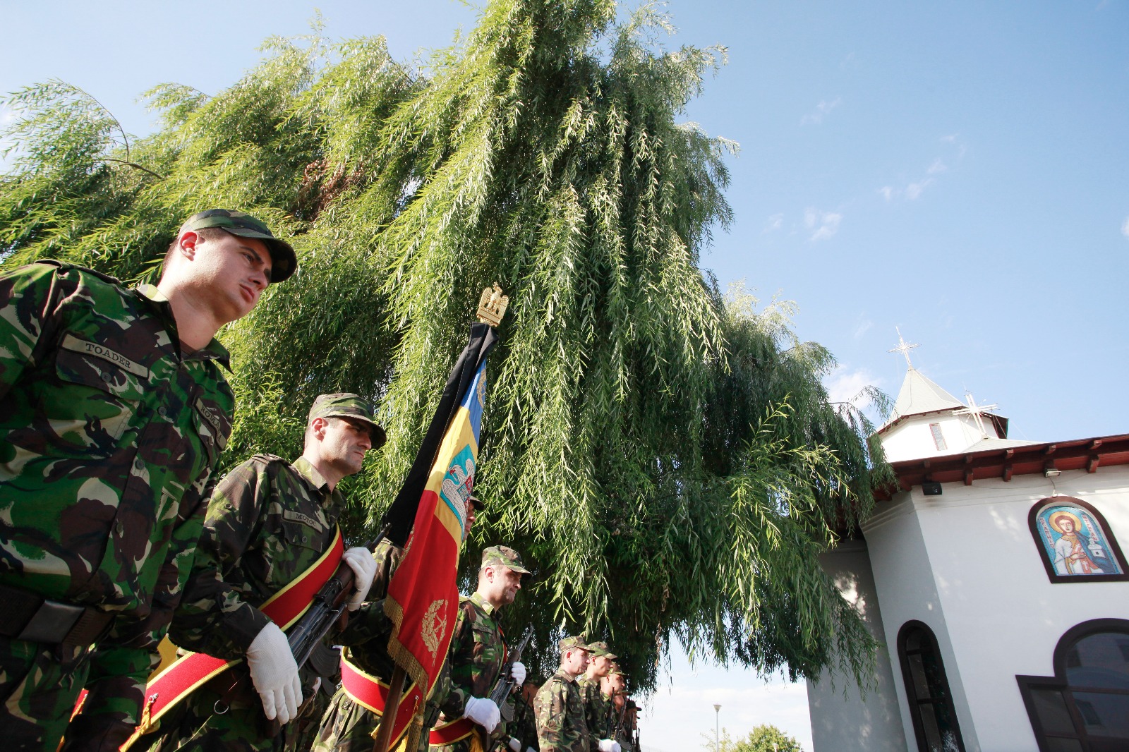 GALERIE FOTO: Sicriul cu trupul neînsuflețit al militarului Mădălin Stoica ucis în Afganistan, depus la Buzău. Mama și soția militarului, împietrite de durere
