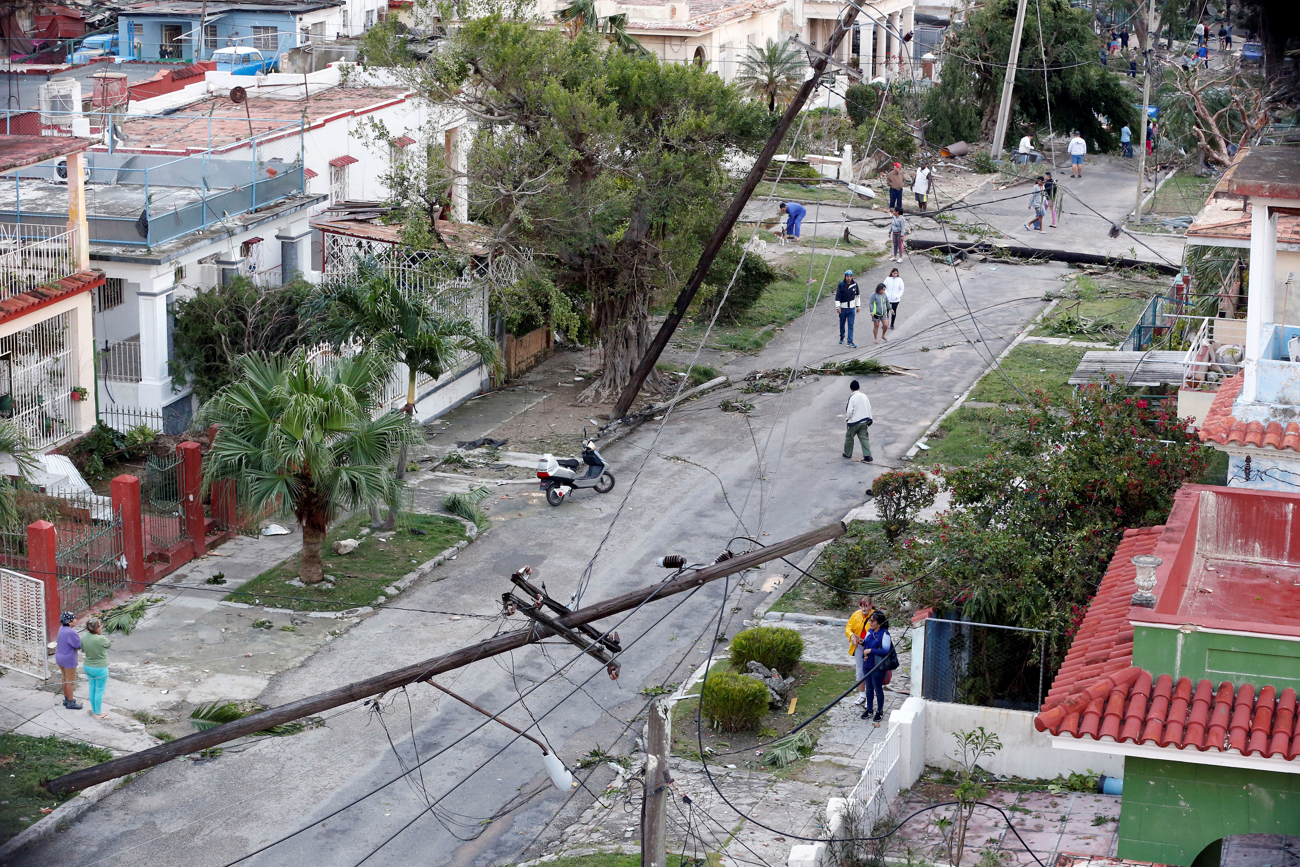 FOTO / Imaginile dezastrului provocat de tornada din Havana, în Cuba. Mașinile au fost spulberate de vânt