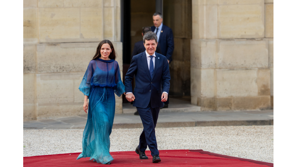 Imagini rare cu Mirabela Grădinaru și președintele României, Nicușor Dan, la dineul oferit de Emmanuel Macron. Stil și eleganță la Palatul Élysée