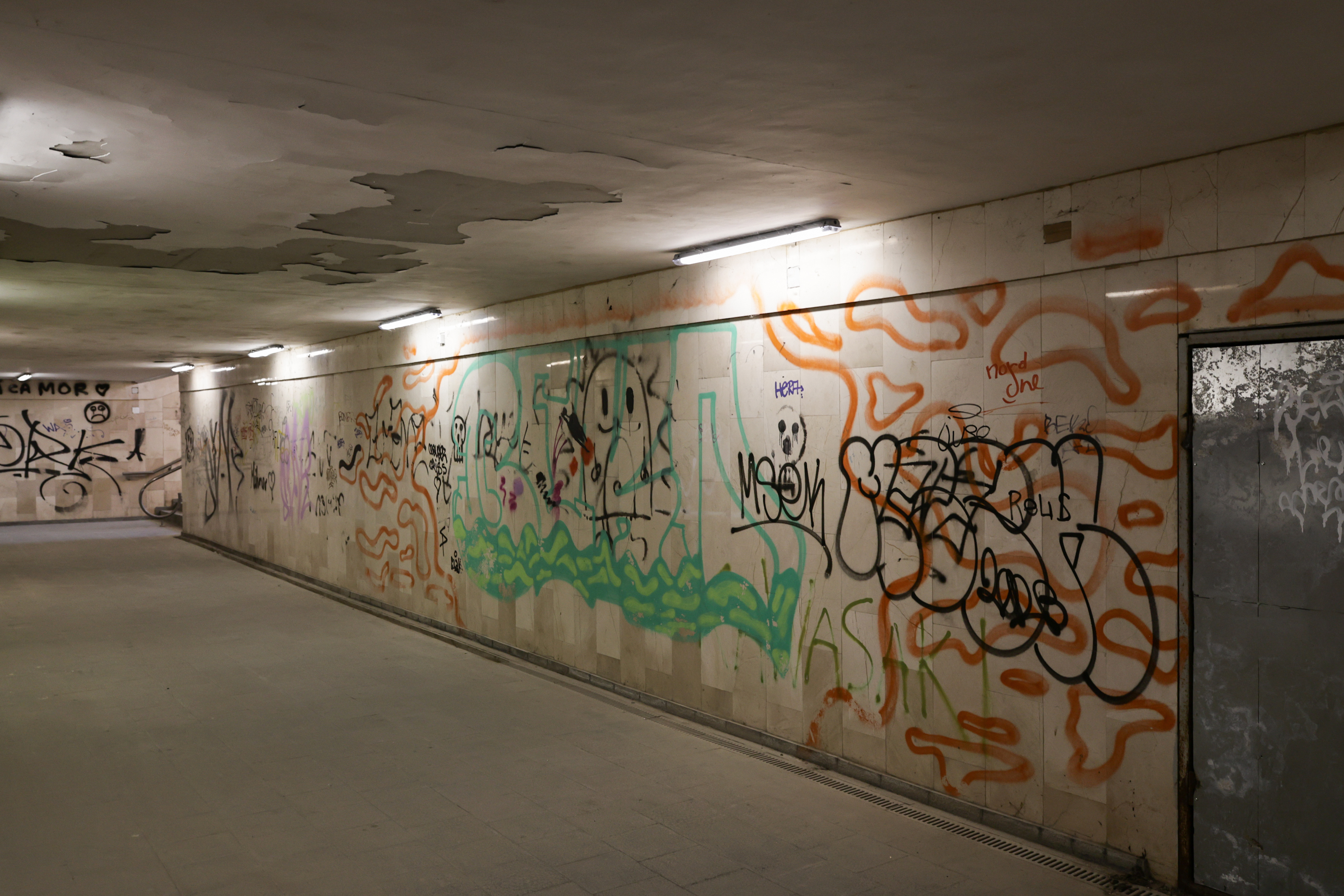 Între gloria regală și dezastrul de azi. Locul pe unde au trecut regii României a ajuns o haltă aproape pustie și distrusă de graffiti