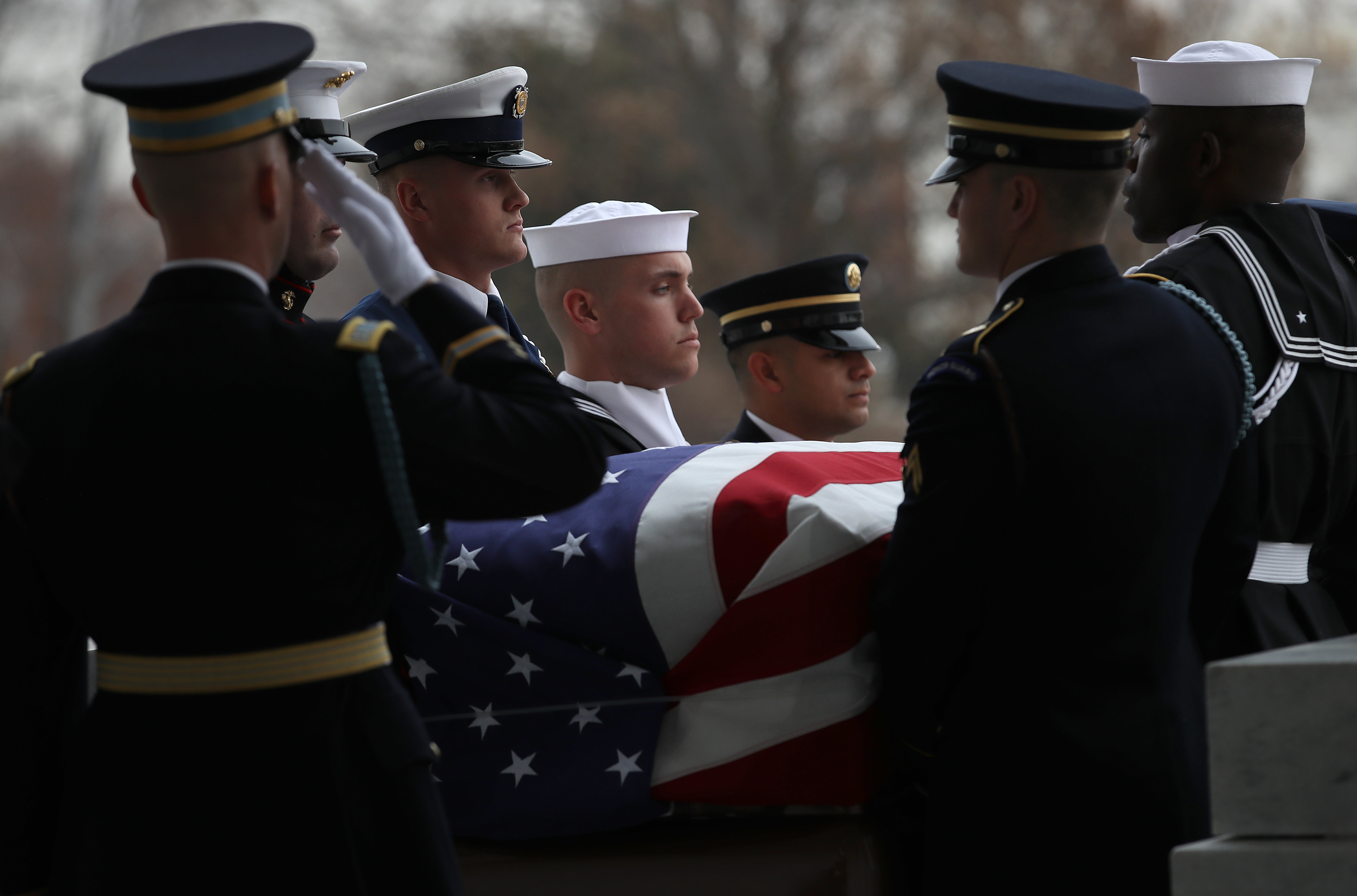 FOTO&VIDEO/ Funeralii de stat pentru George H.W. Bush. Donald Trump și Hillary Clinton s-au ignorat, deși au stat pe același rând