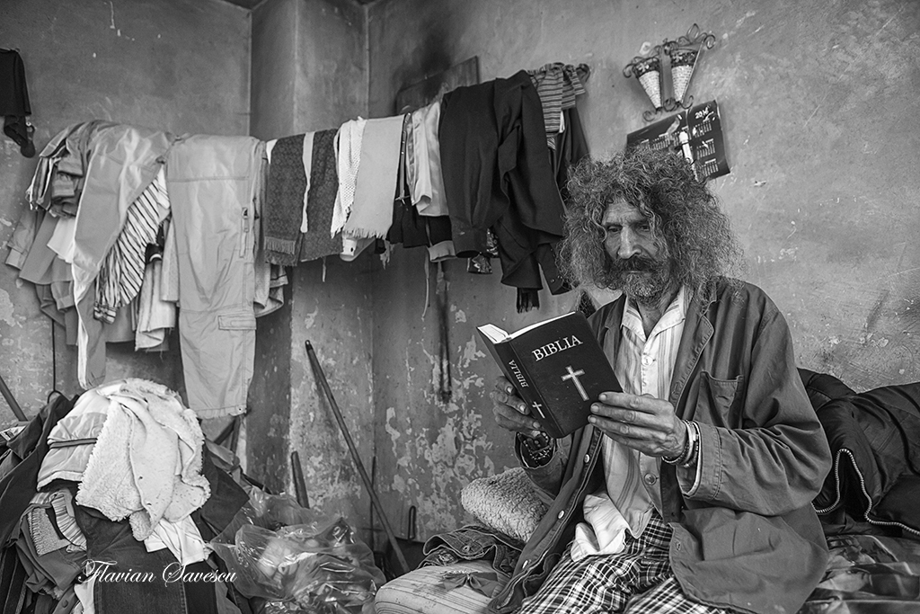 REPORTAJ/Povestea lui Juju, filosoful homeless din Anina: "Eu sunt fericit. Ştii cum a murit Tolstoi? Sărac. Şi în frig“|FOTO
